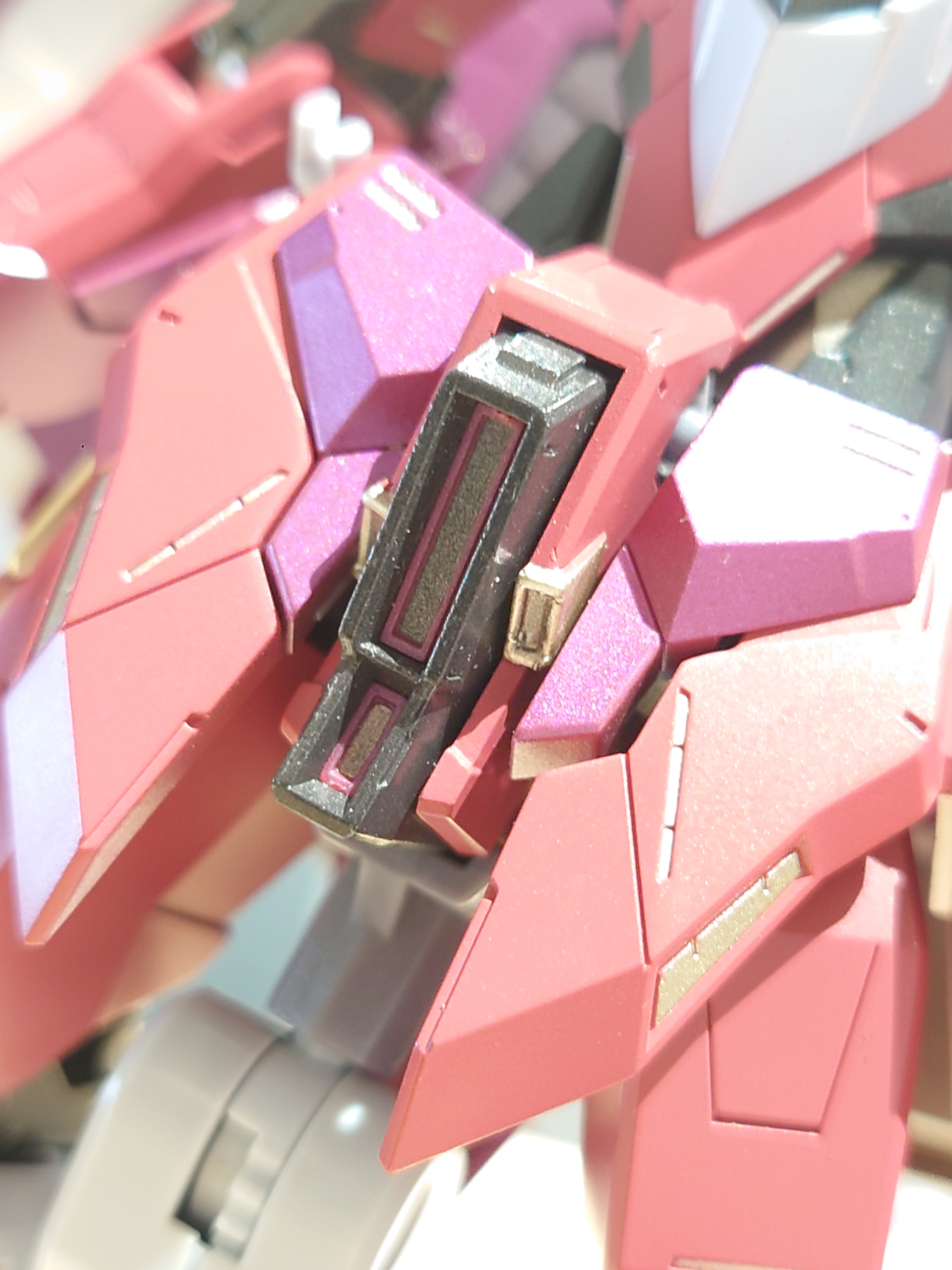 股間や、胸部など様々なところのメカディテールは、彩色も細かく、圧倒される情報量がある