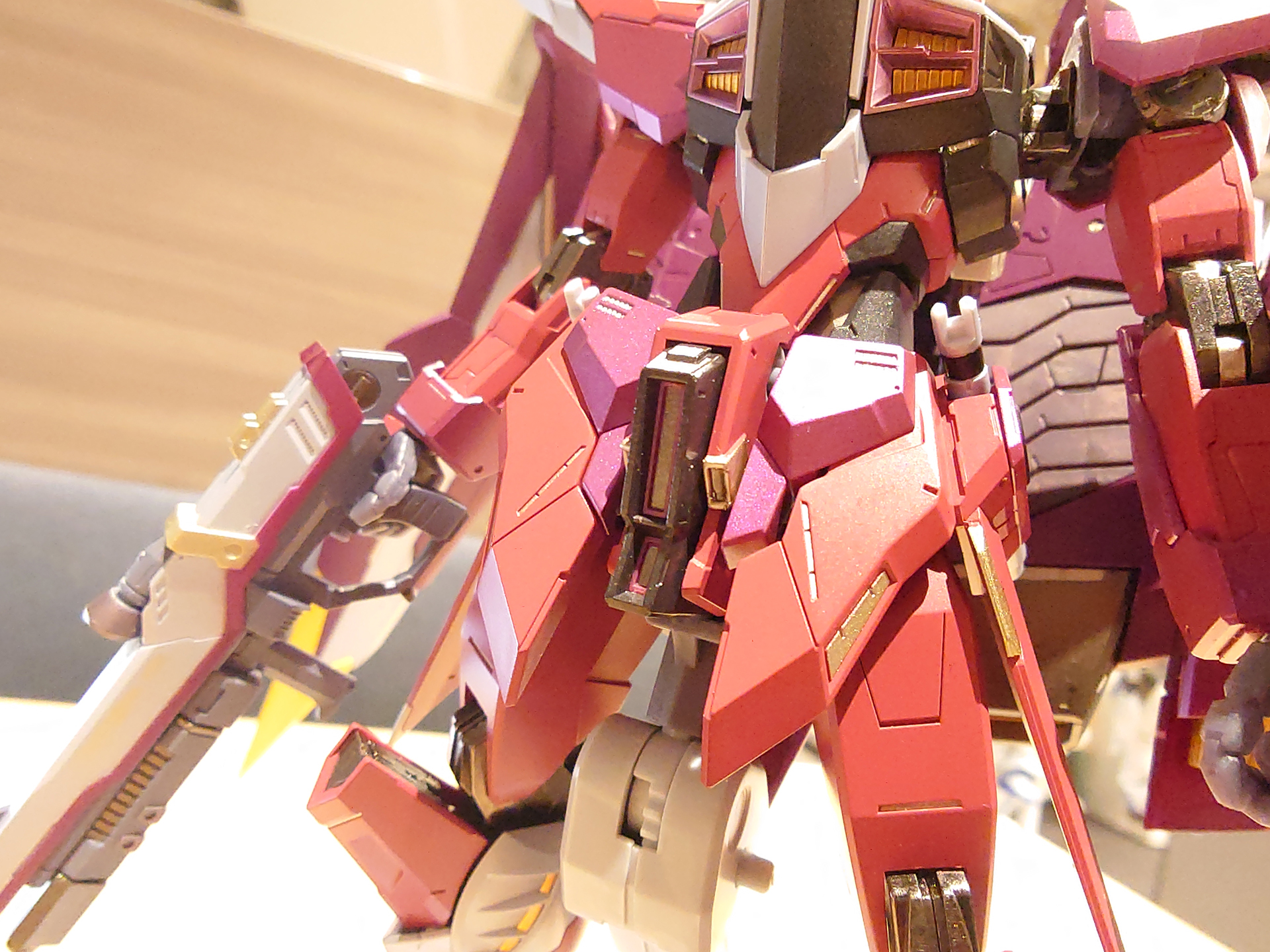 股間や、胸部など様々なところのメカディテールは、彩色も細かく、圧倒される情報量がある