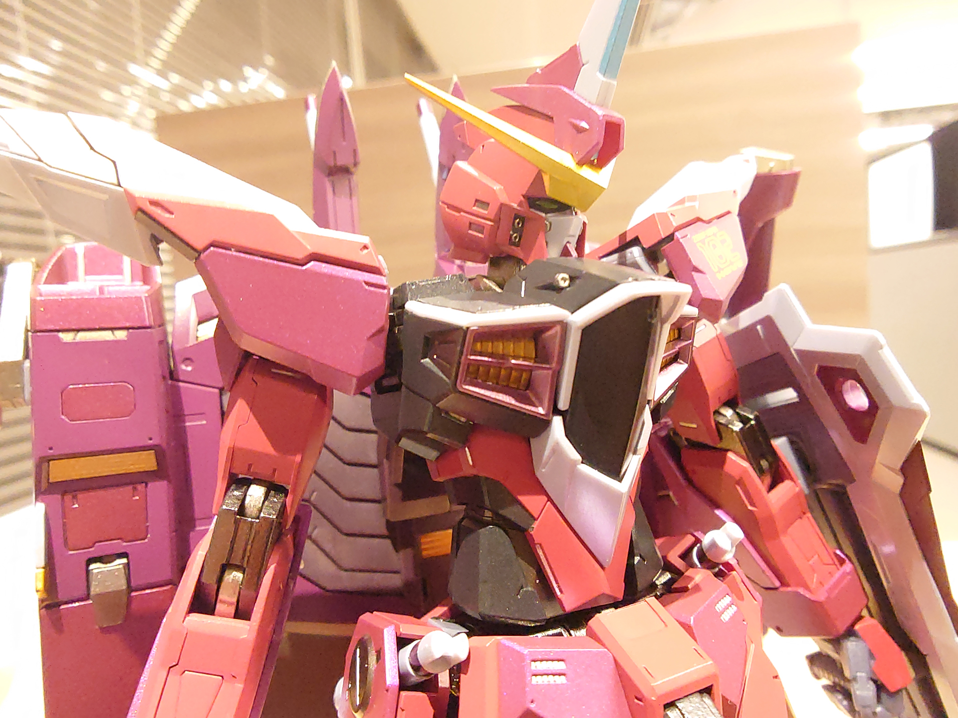 股間や、胸部など様々なところのメカディテールは、彩色も細かく、圧倒される情報量がある