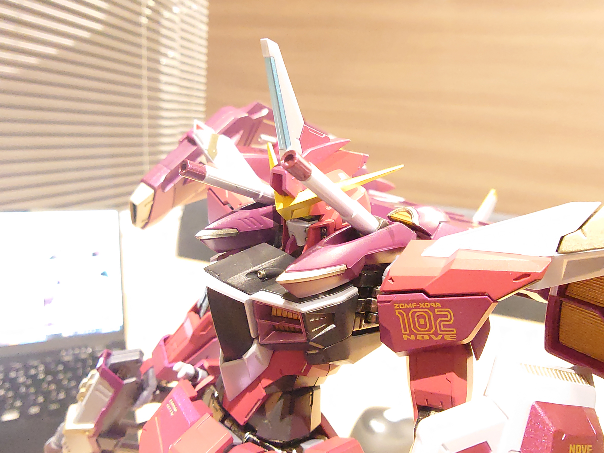 突き出したフォルティスがしっかり鎖骨部分に接続される