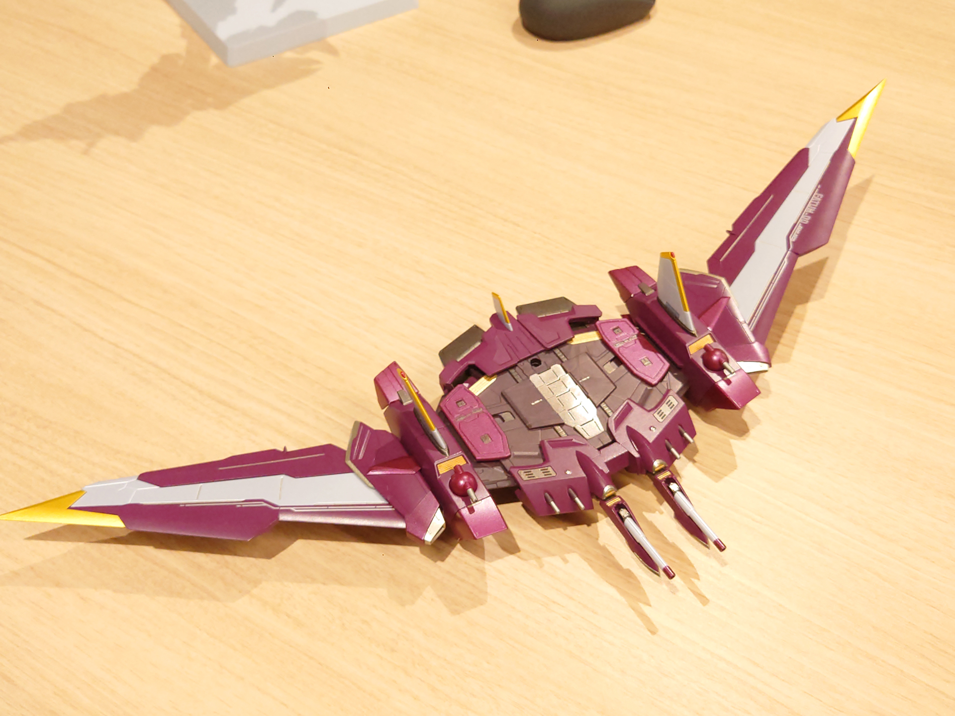 前後左右に展開し、大きく面積を広げるリフター形態。スライドすることで現れるメカディテールも注目