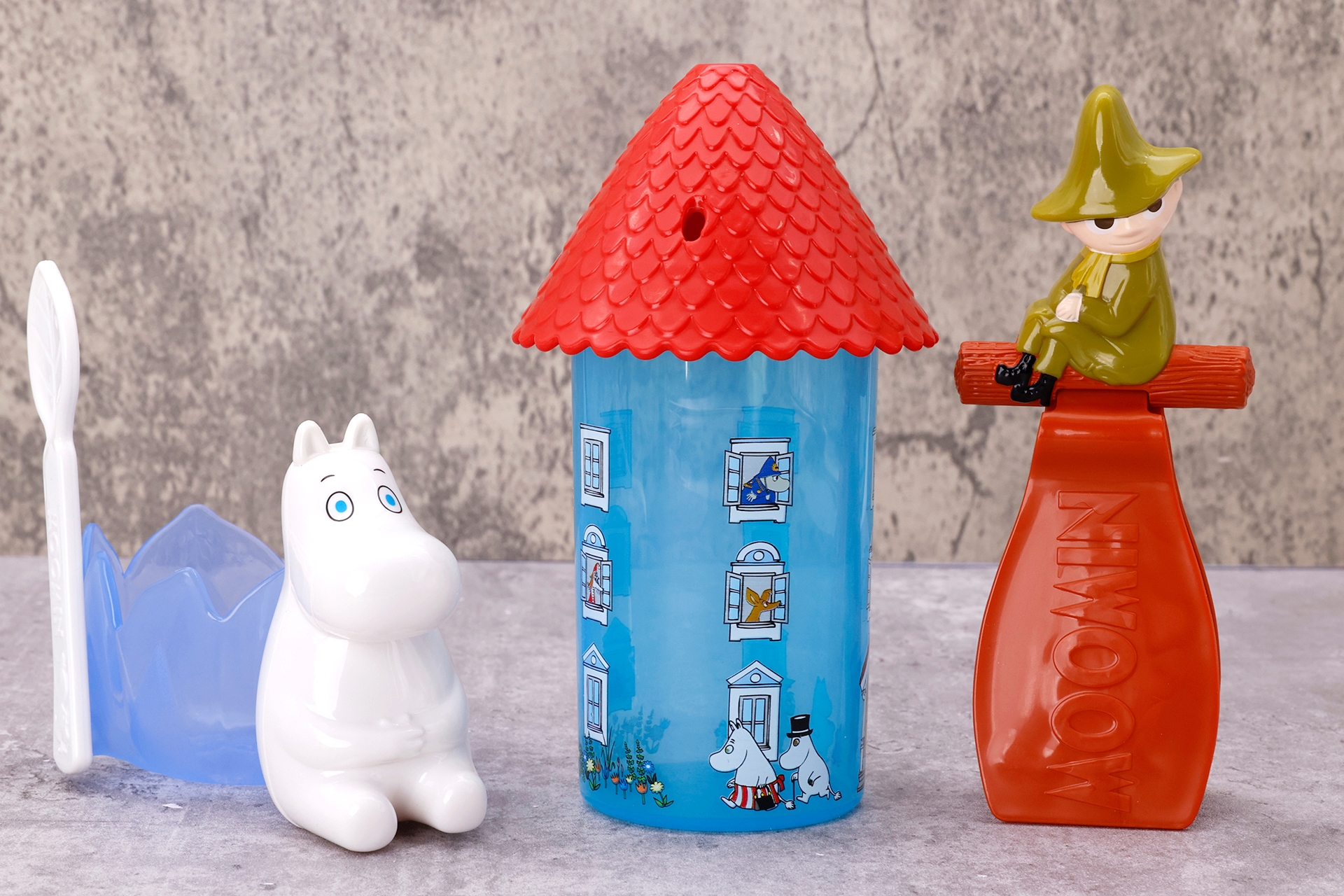第1弾のハッピーセット「ムーミン」。左から「ムーミントロールのカップホルダー」、「ムーミンやしきのドリンクカップ」、「スナフキンの型押しばさみ」