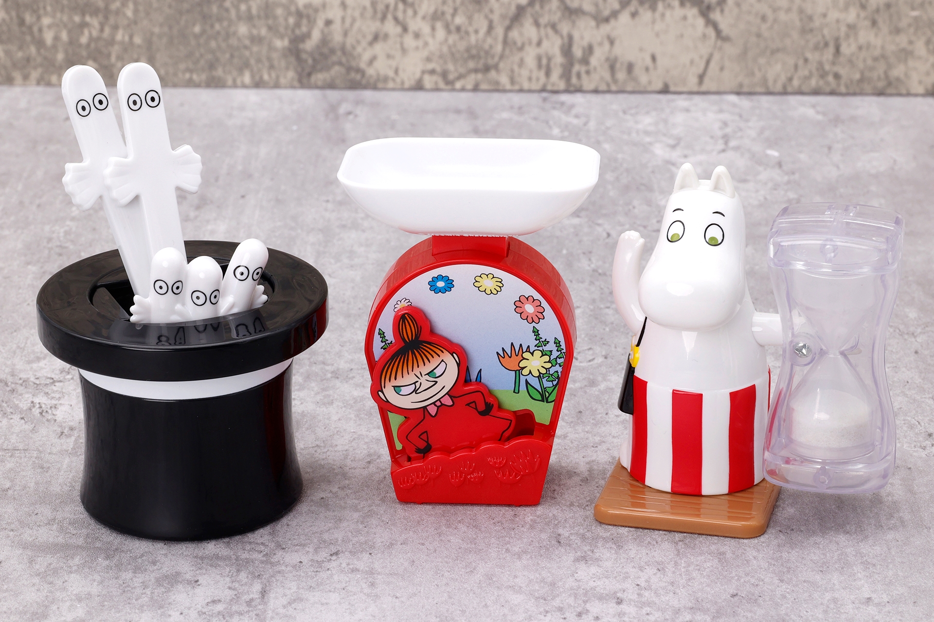 第2弾のハッピーセット「ムーミン」。左から「ニョロニョロのカトラリー」、「リトルミイのはかり」、「ムーミンママのキッチンタイマー」