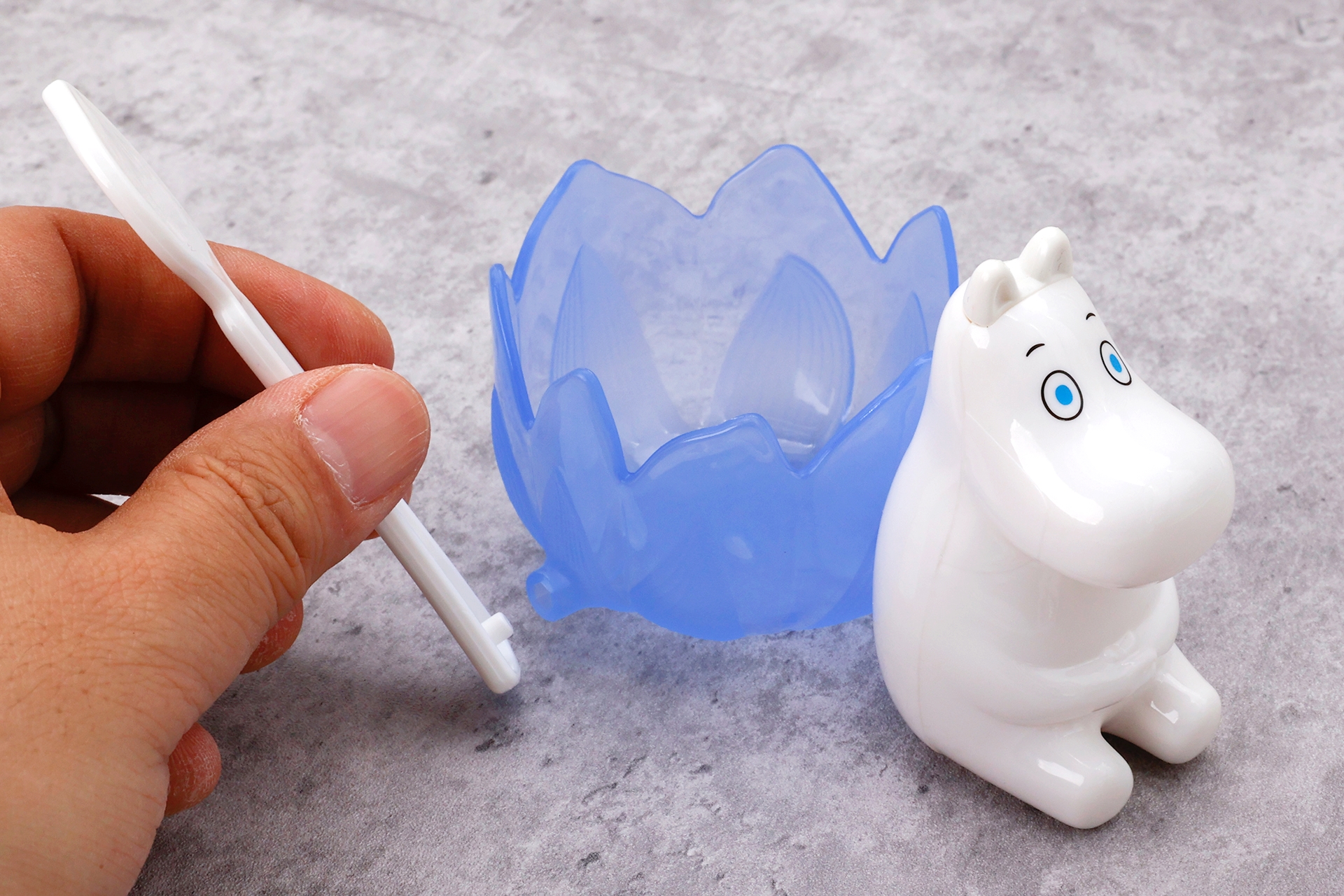 スプーンは、このようにカップホルダーの横に取付けできる