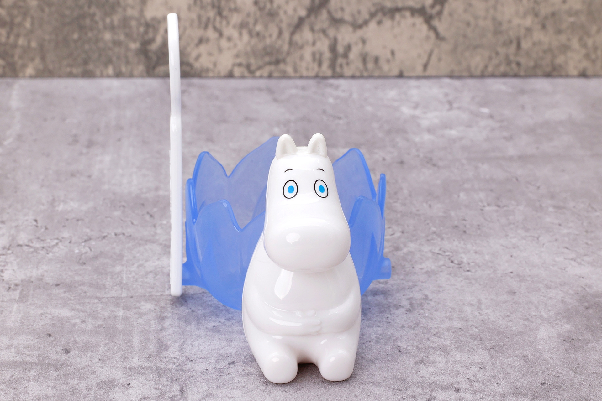 正面から見たところ。スプーンを取り付けるとその分、背が高くなる印象だ