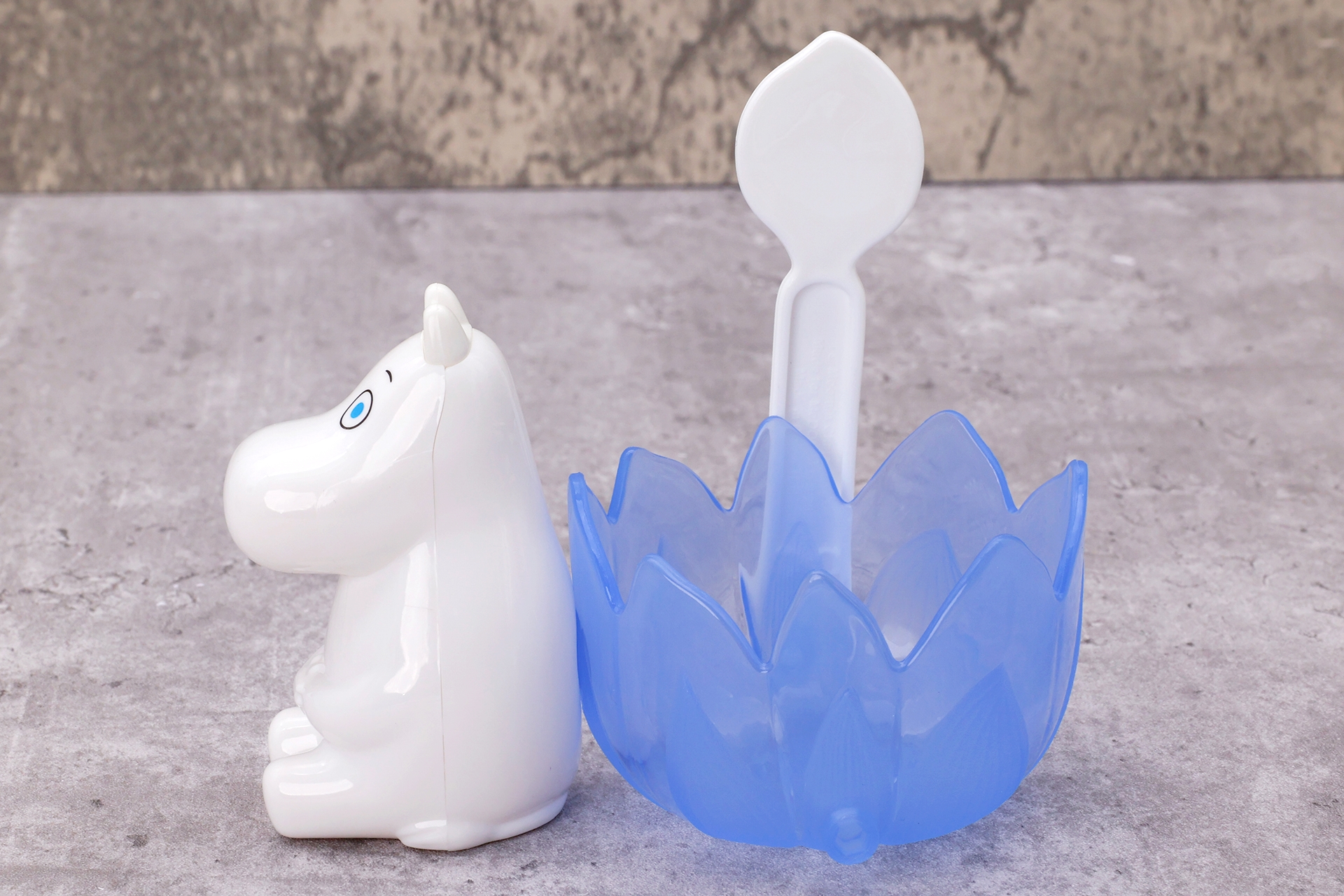 横から見たところ。ムーミンの存在感がすごいが、持ち手としても使える