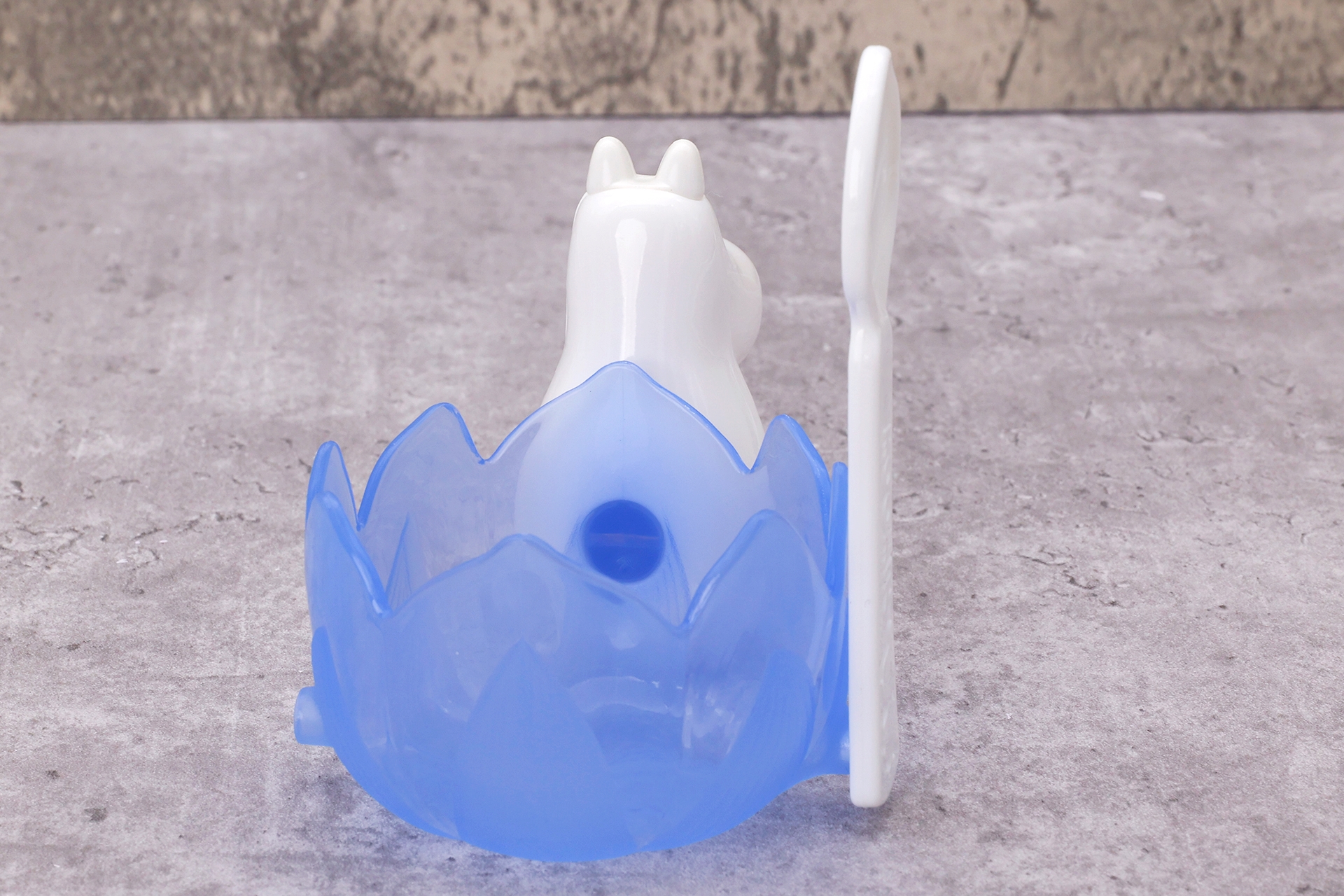 背面側から見ると、ちょっとスッキリした感じがする。ムーミンとカップホルダー部分の接着面も確認することができる