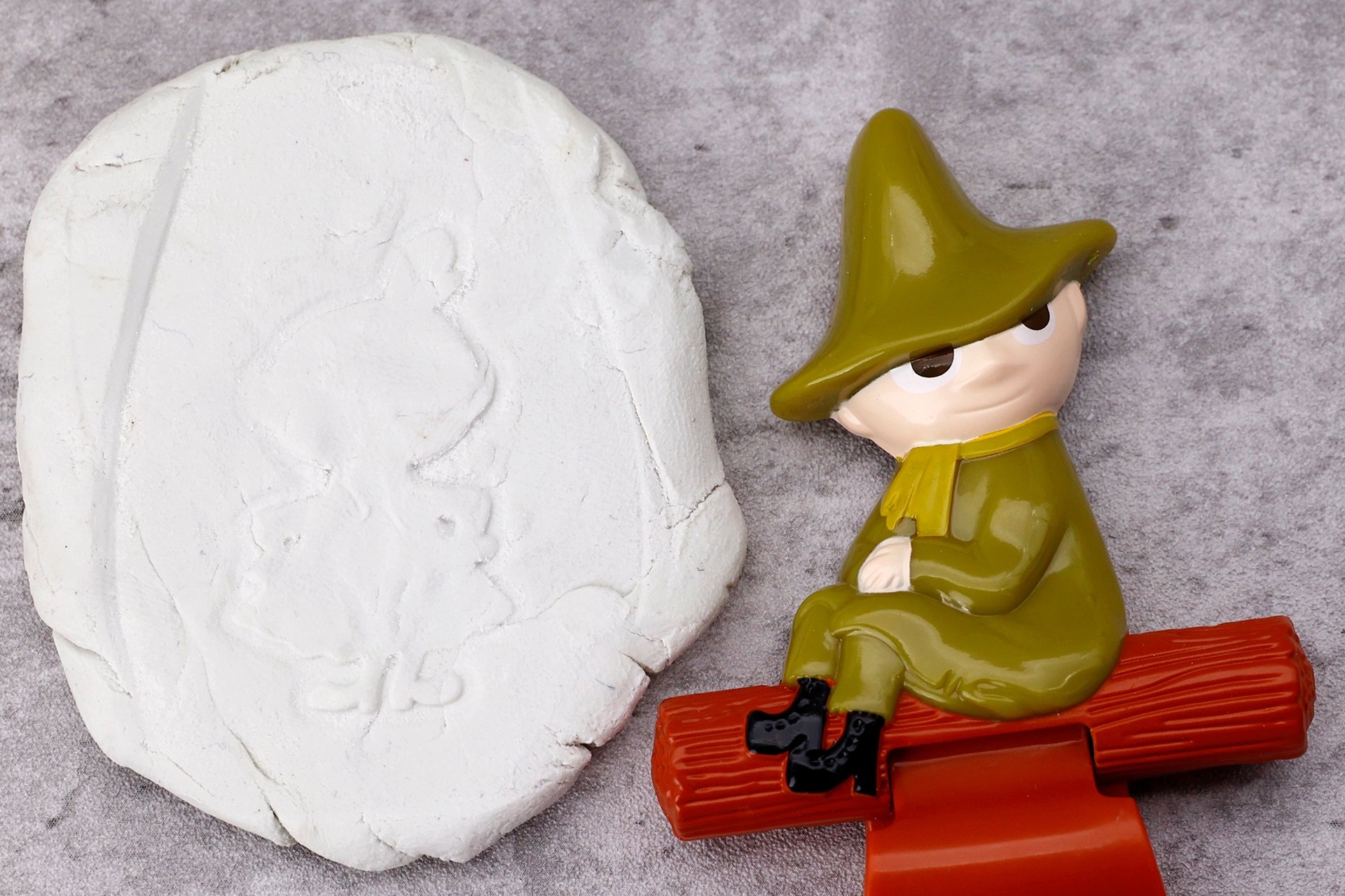 リトルミイの型と一緒に姉弟そろい踏みの図。ねりけしではあまりうまく型を付けることができなかったが、それこそクッキーや粘土などいろいろと素材を変えて試してみるのもいいかもしれない