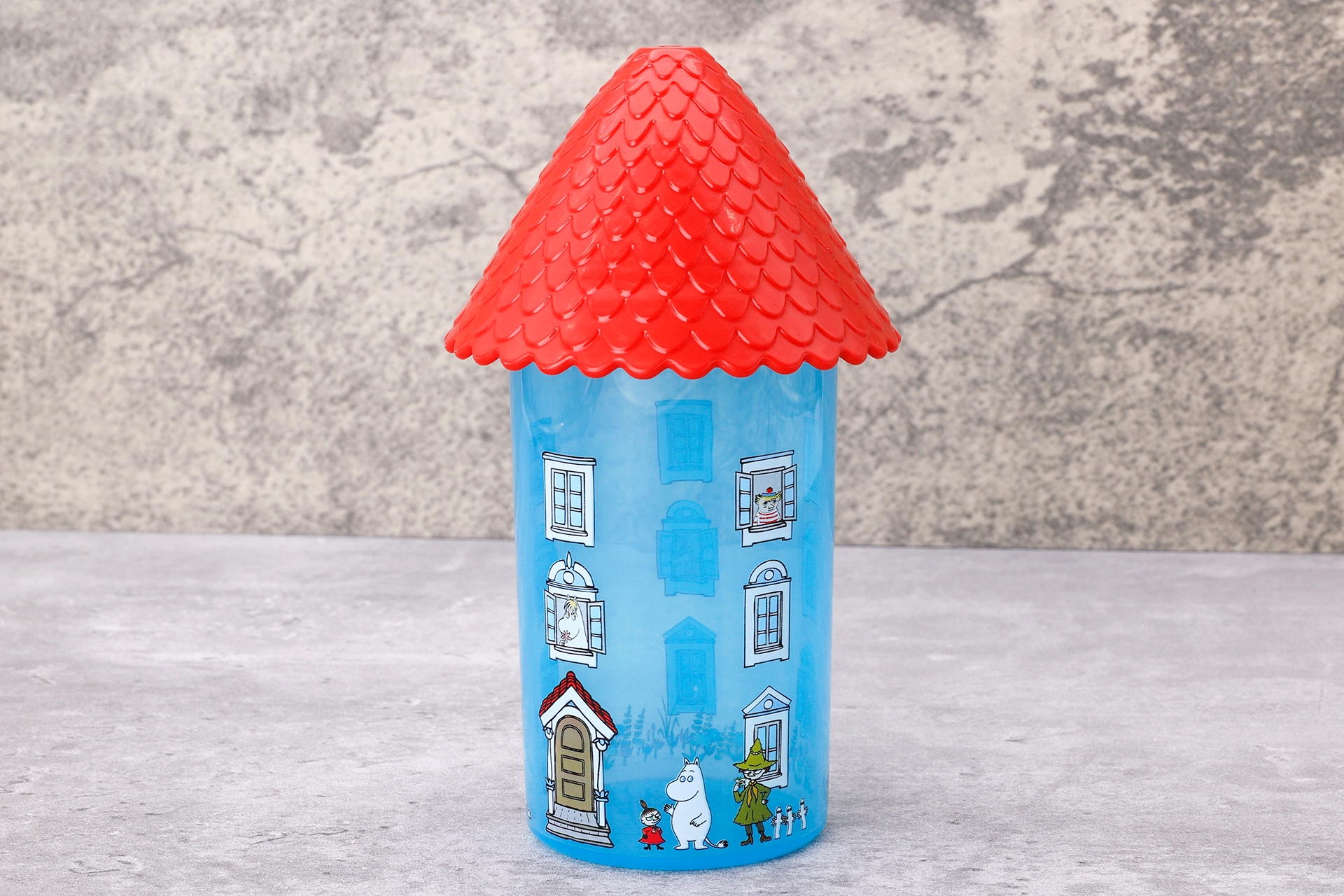 赤と青のカラーリングも素晴らしい、こちらの「ムーミンやしきのドリンクカップ」