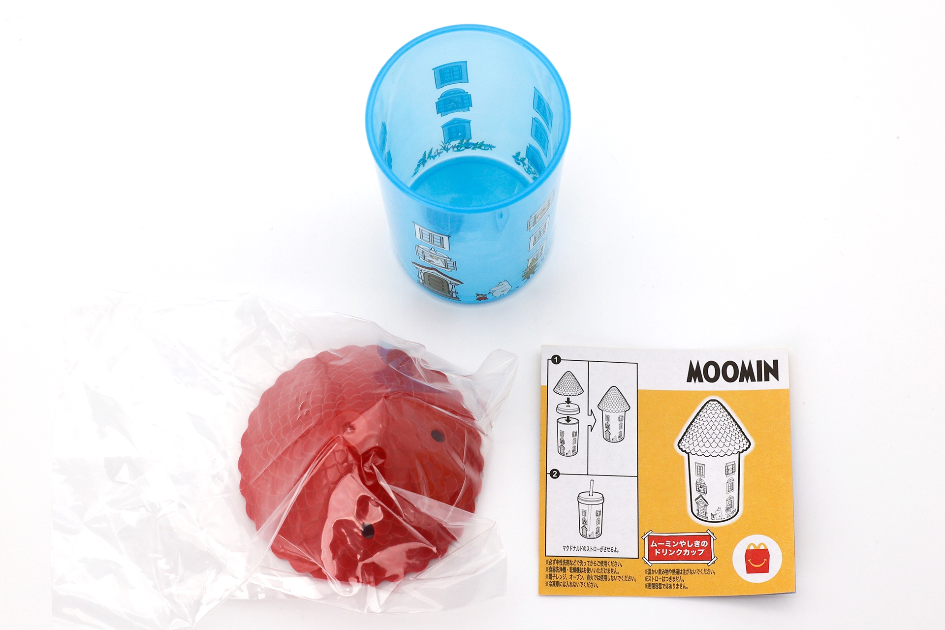 おもちゃ服の中身はこんな感じだ。内蓋は赤い屋根と一緒に袋に入れられている