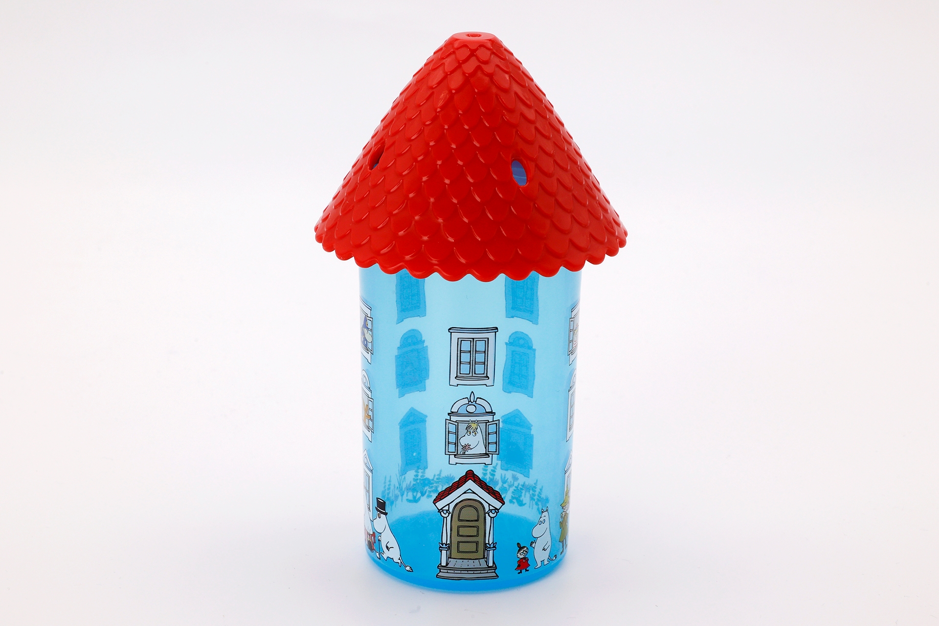 丸い円錐状をした、ムーミン屋敷。それぞれの窓からキャラクターたちが覗いているのがかわいらしい