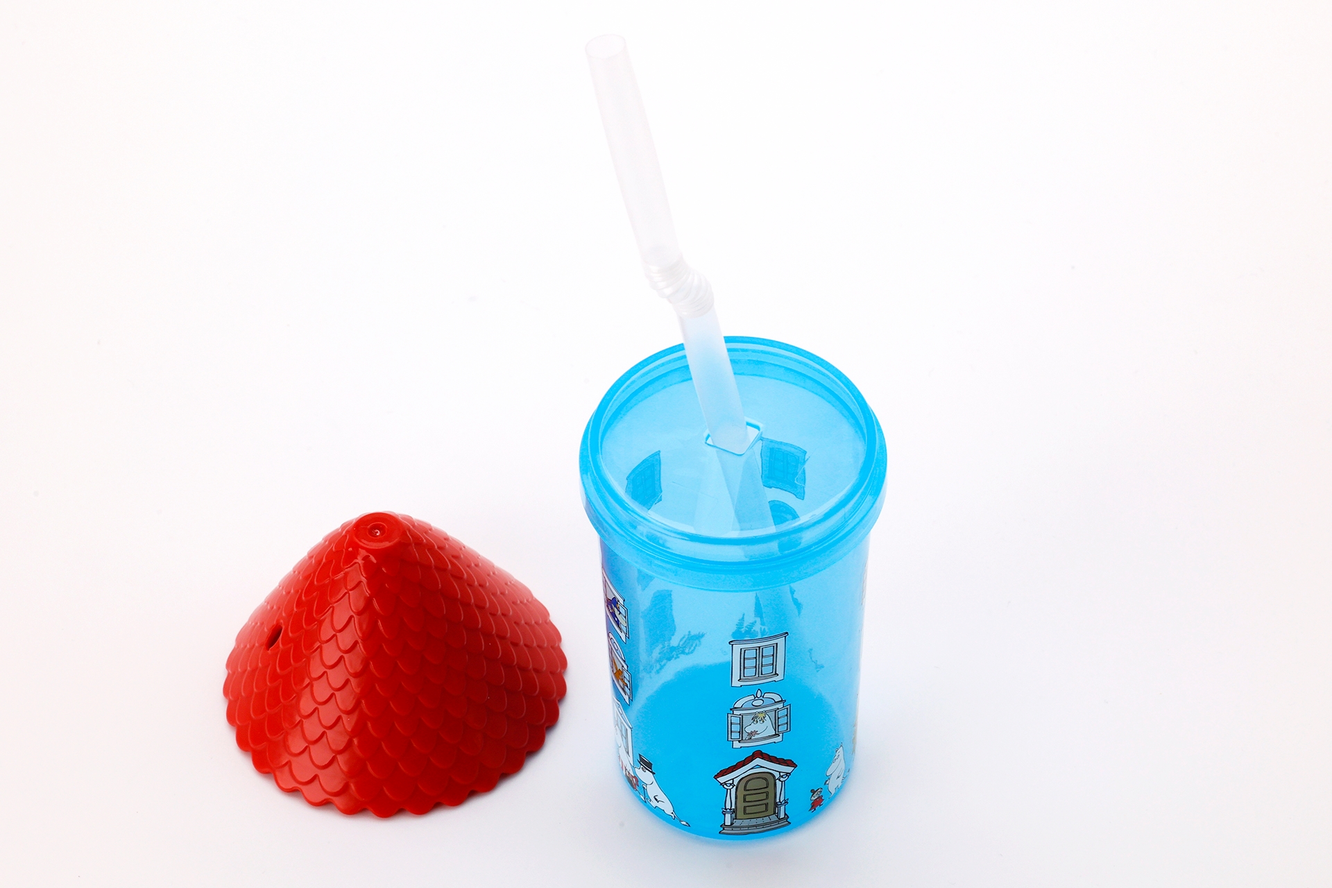 ハッピーセットのドリンクに付属していた、マクドナルドのストローを差したところ。もちろんサイズ的にもぴったりなのだが、ほかのストローも差すことはできる