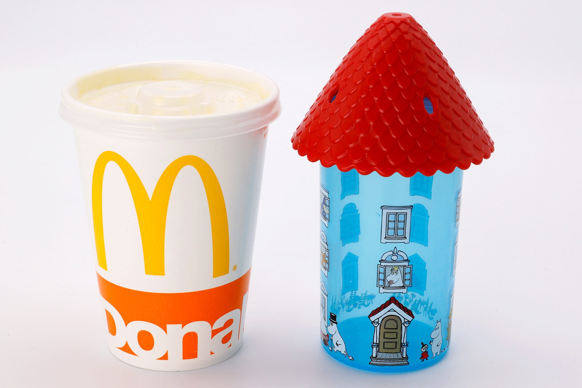 ちなみに、ハッピーセットに付いてくるSサイズのドリンクとサイズを比較するとこんな感じだ