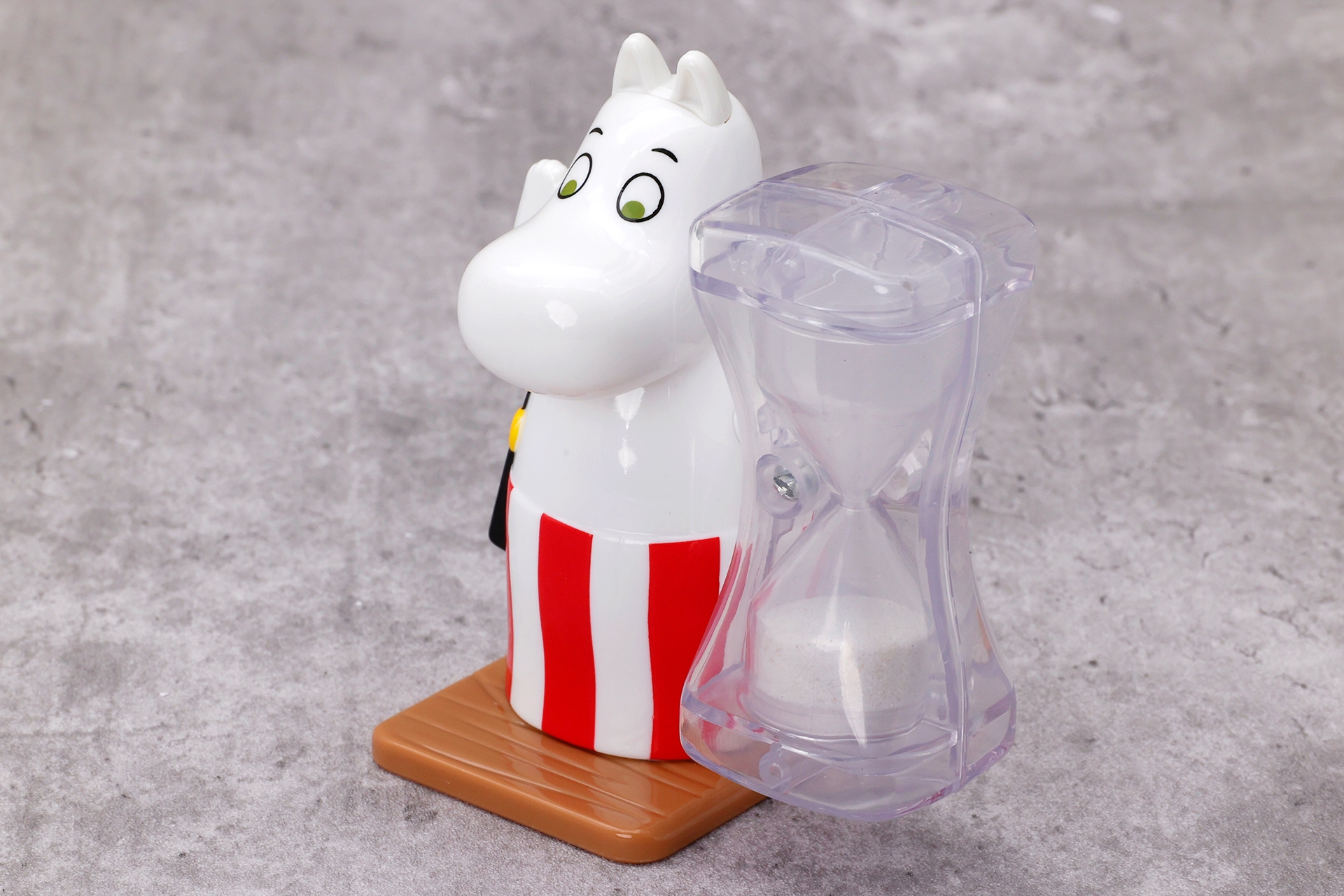 ムーミントロールとは瞳の色が異なっており、緑色になっている