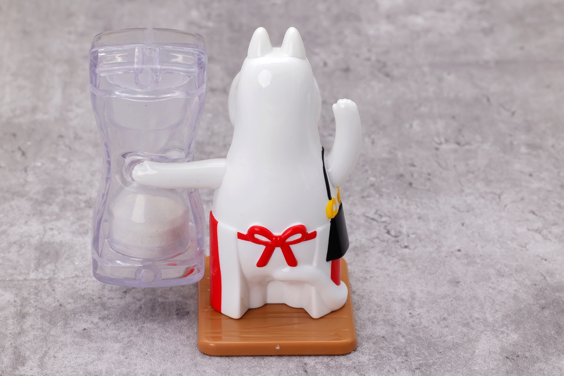 こちらが背面側。しっぽやエプロンの結び目までも再現されている