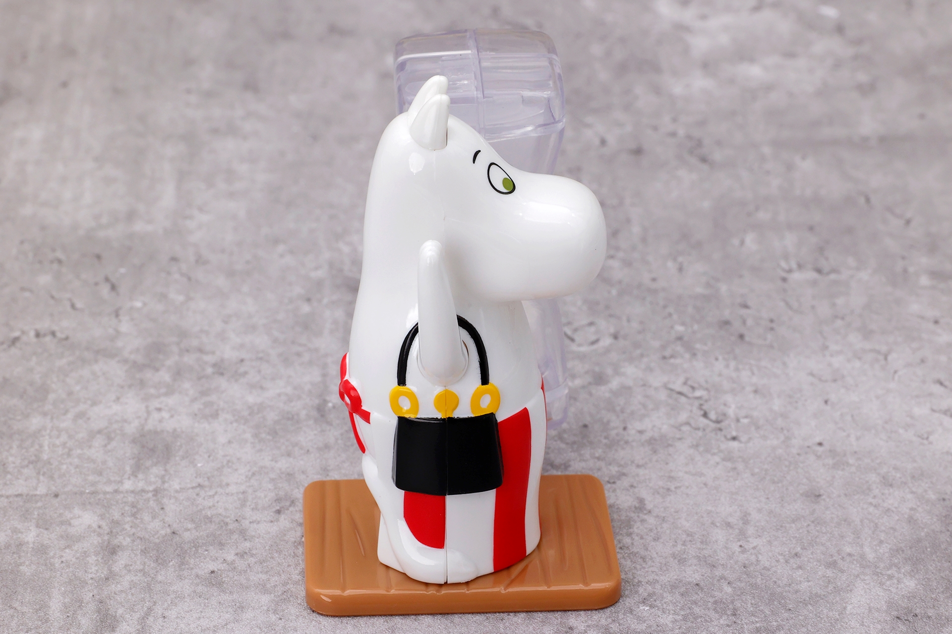 砂時計とは反対側の手には、これからおでかけなのかハンドバックを持っている