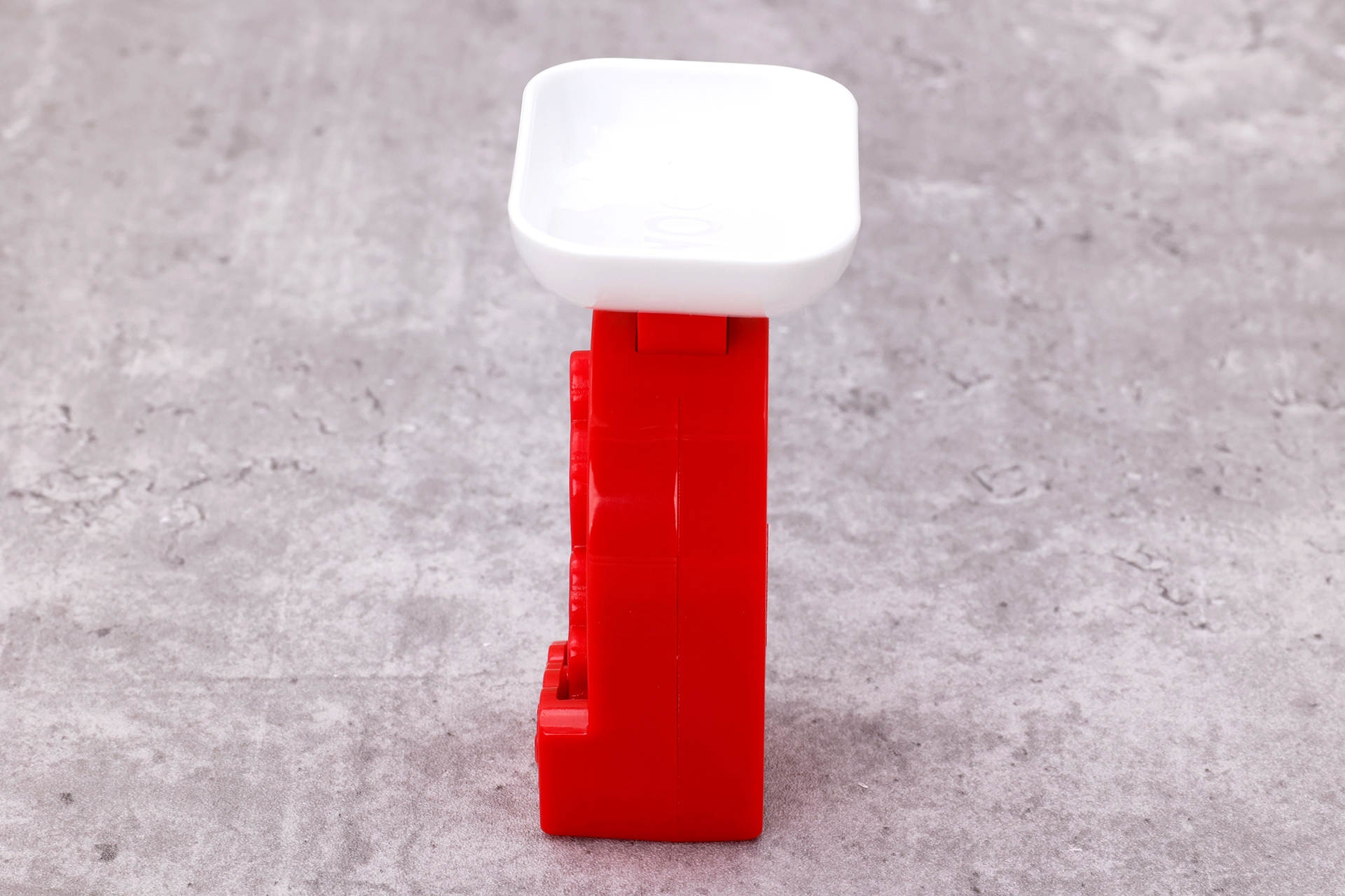 横から見るとこんな感じ。皿のスペースもそれほど大きくはないので、ある程度乗せることができるものは限られる