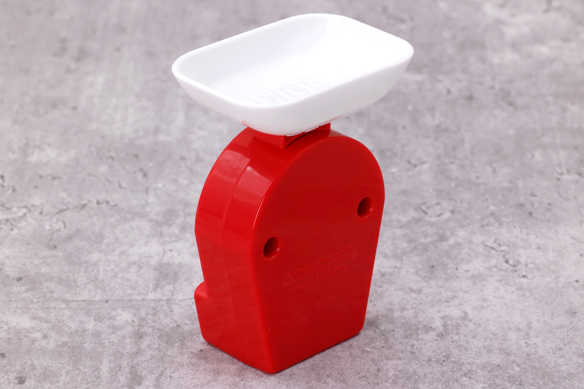 赤と白のツートンカラーで見やすく、普通にキッチンに置いても違和感がなさそうだ