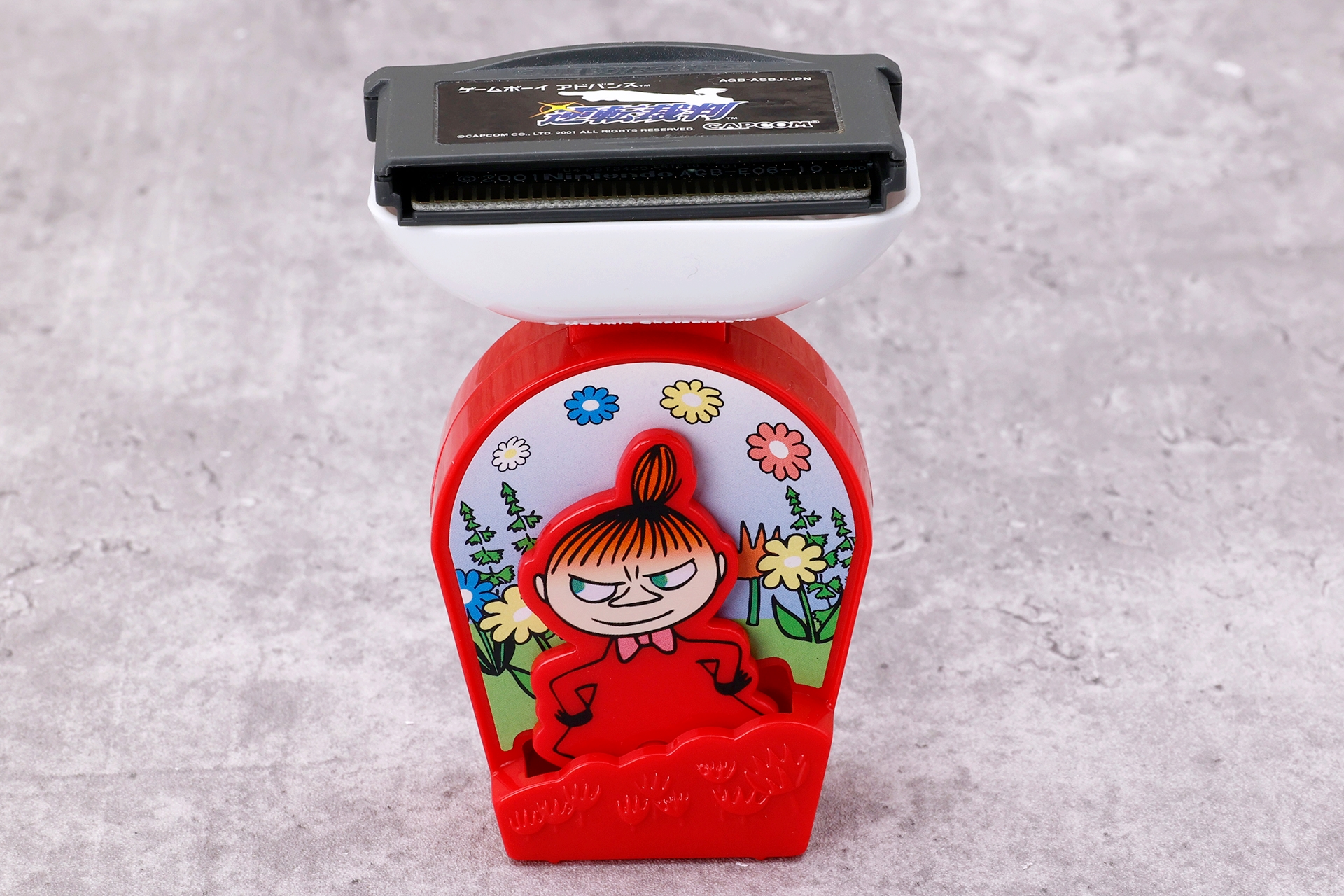 ちょっと待った！ ということで、ためしにゲームボーイアドバンスの「逆転裁判」のカセットを乗せてみると、メーターふたつ分といい感じに動いた &copy;CAPCOM CO., LTD. 2001 ALL RIGHTS RESERVED.