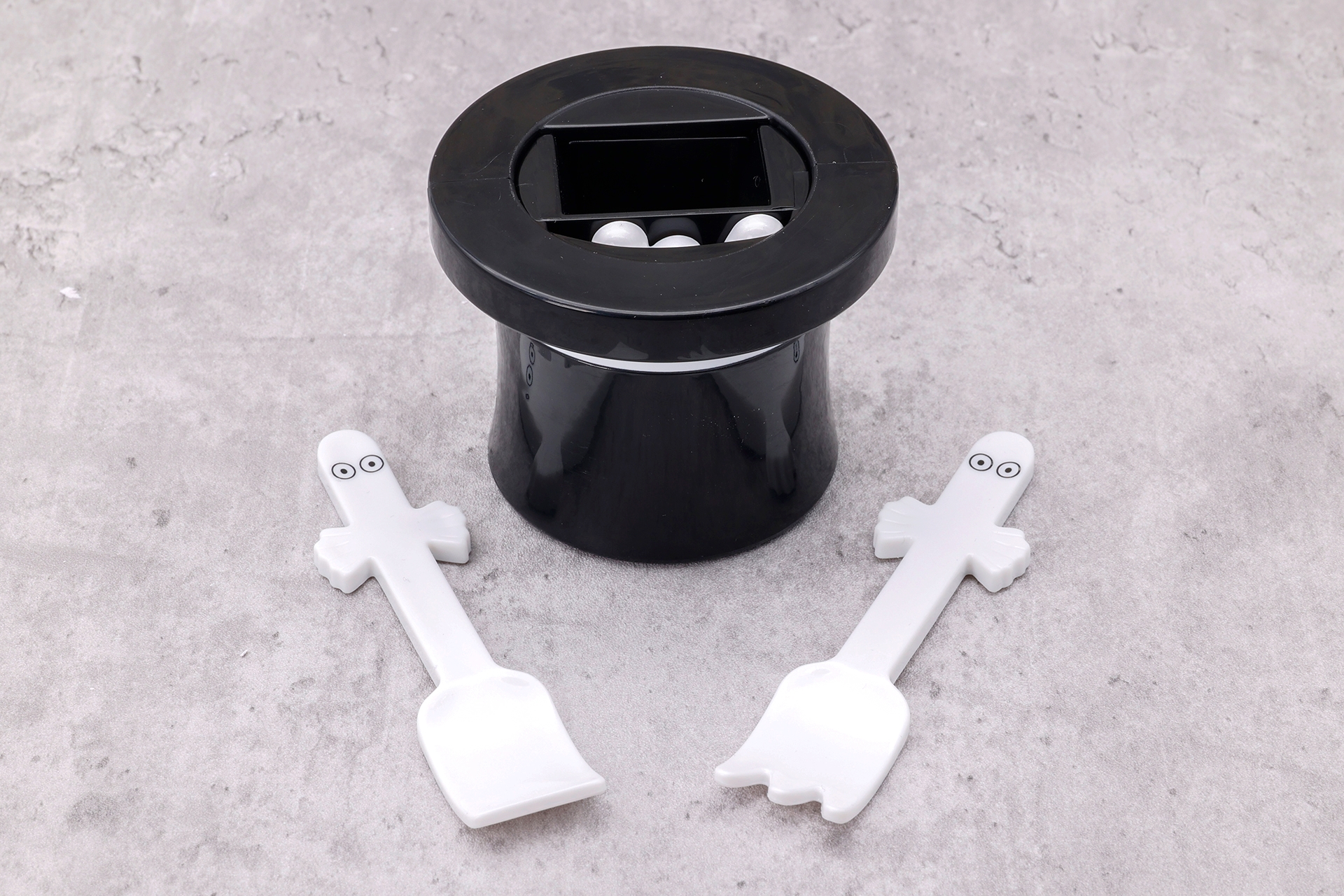 スプーンとフォーク、そしてそれを入れるためのシルクハット型ホルダーがセットになっている