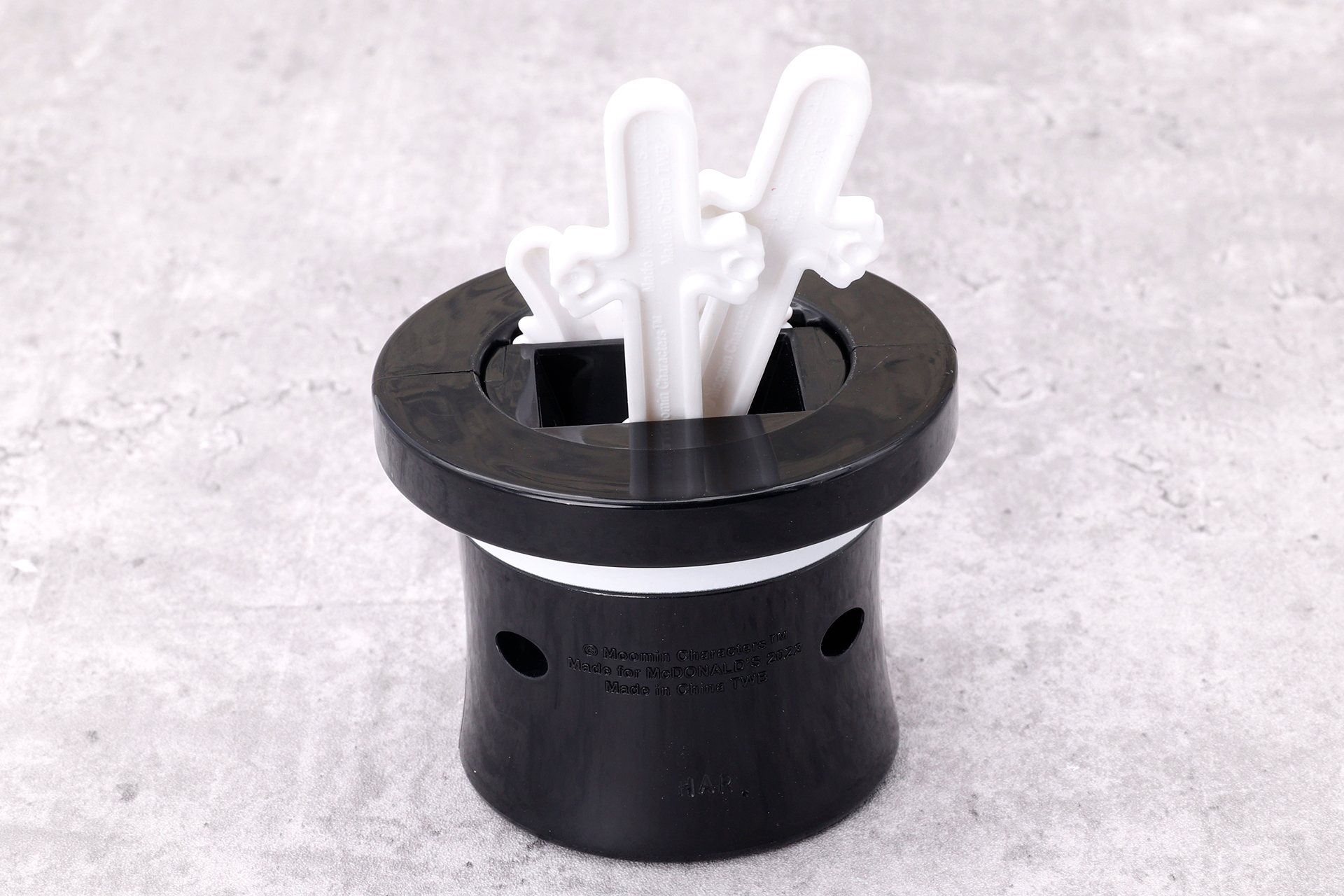 こちらは背面側から見たところ。少し寂しいので、付属のシールで飾り付けるのも良さそうだ