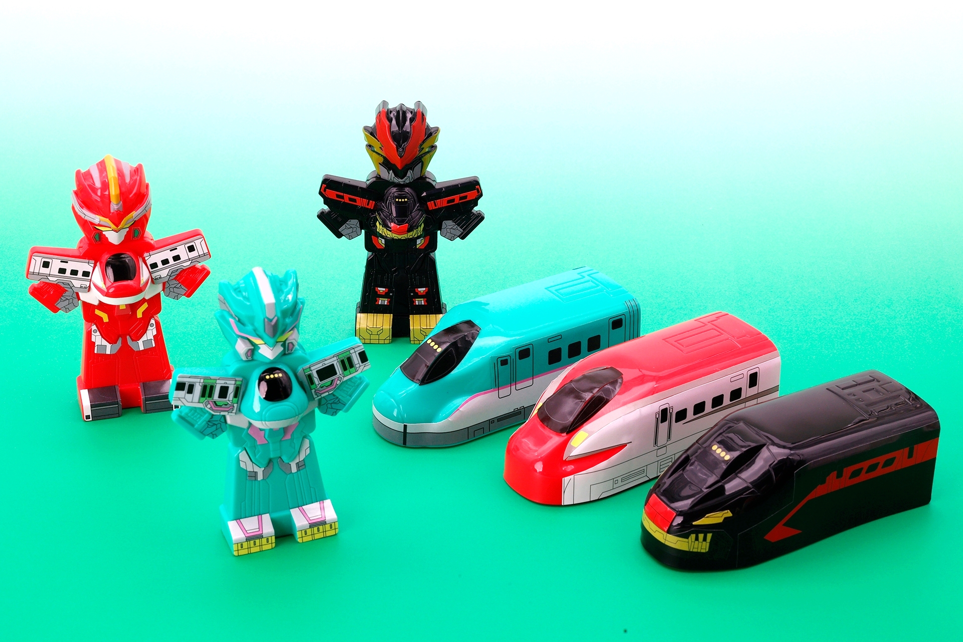 こちらが第1弾のハッピーセット「新幹線変形ロボ シンカリオンZ」。緑が「シンカリオンZ E5 ヤマノテ」、赤が「シンカリオンZ E6 ネックス」、黒が「ダークシンカリオン デビルモード」だ