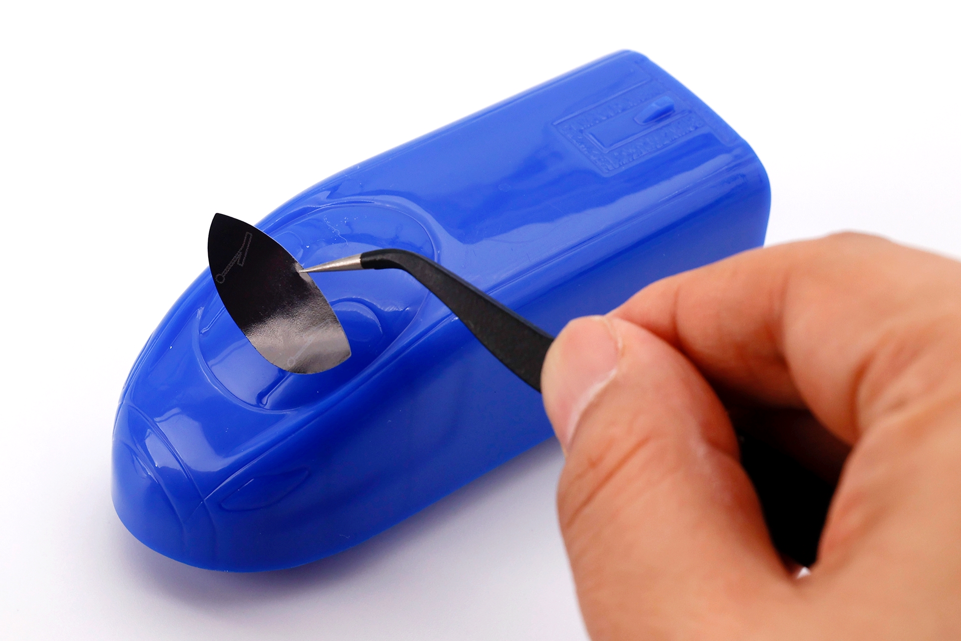 窓などは車両側にラインが引いてあるので、それを目安にシールを貼っていこう