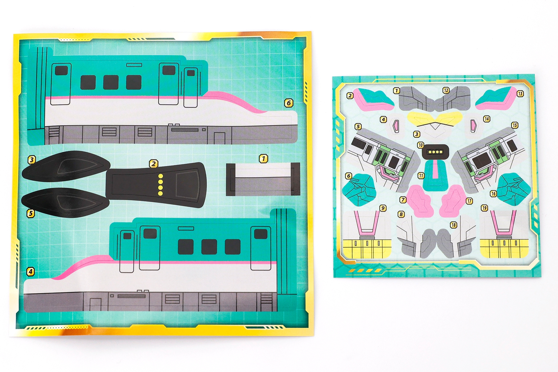 車両とシンカリオンに貼るためのシールが2枚付属している