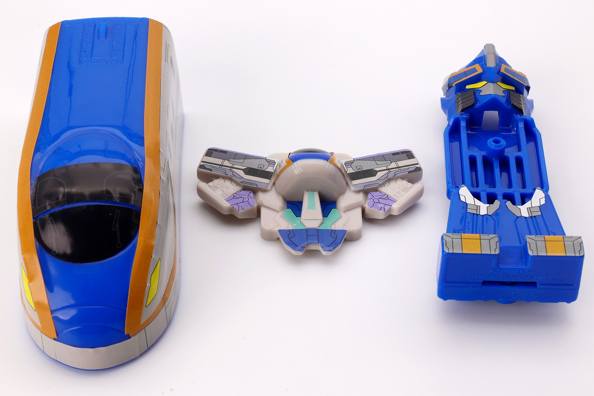 こちらが車両の中からシンカリオンのパーツを取り出したところ