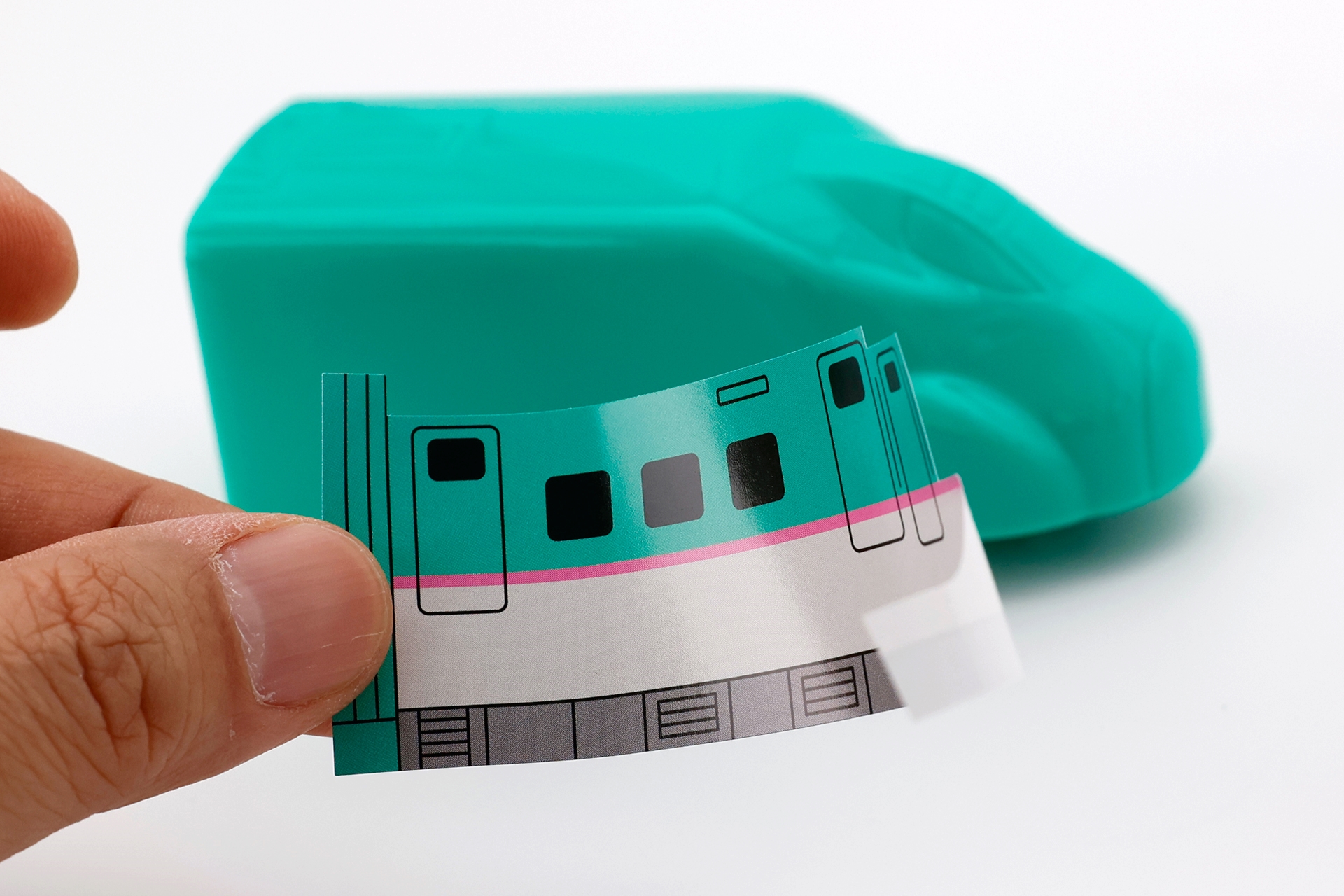 最初は大きなシールから貼っていくのがオススメだ