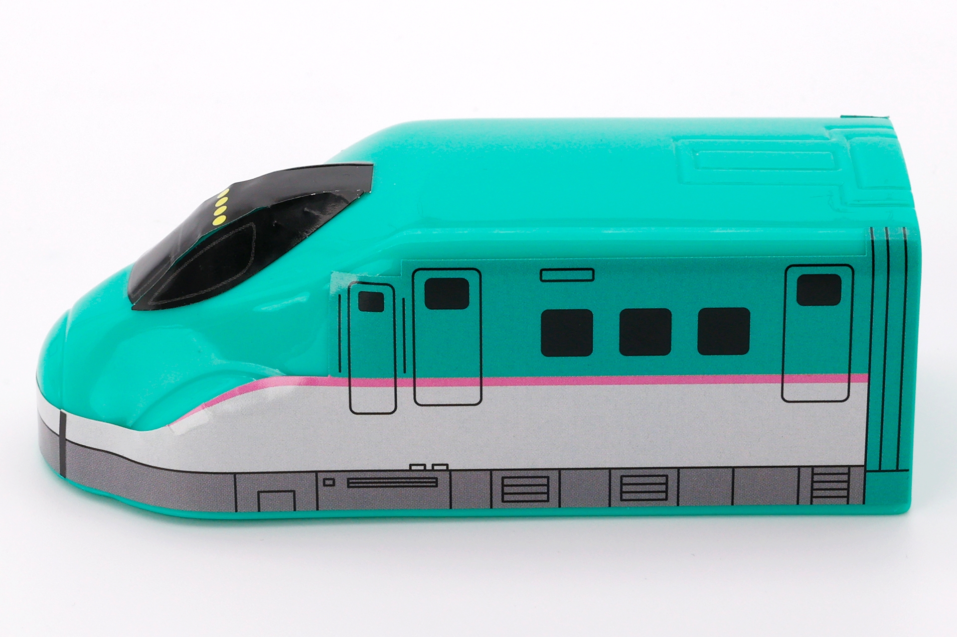 車両側面にシールを貼ることで、ツートンカラーにピンクのラインが入ったデザインになる