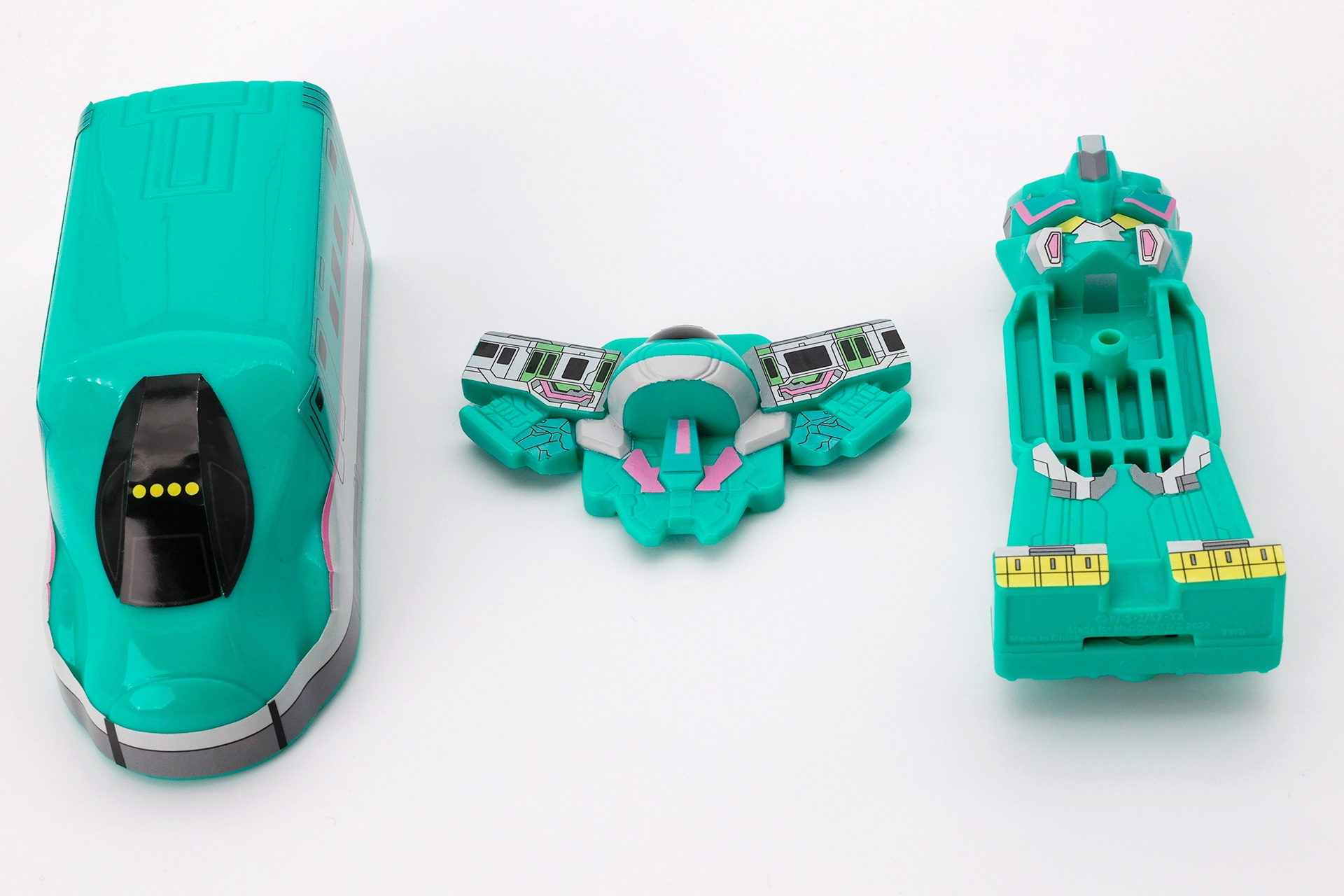 こちらが、車両からシンカリオンのパーツを取り出したところ