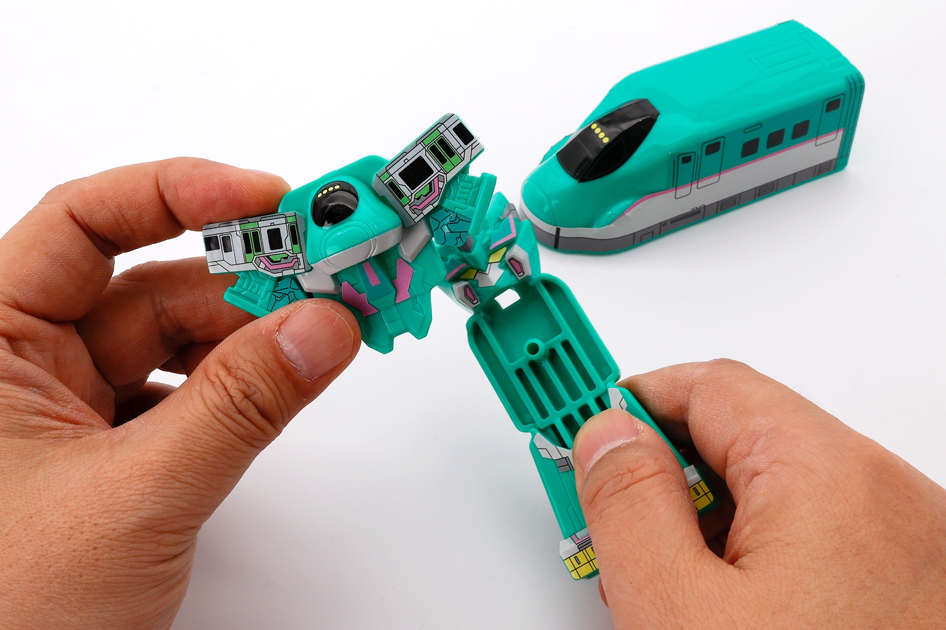 ふたつのパーツを組み合わせてシンカリオンを完成させよう