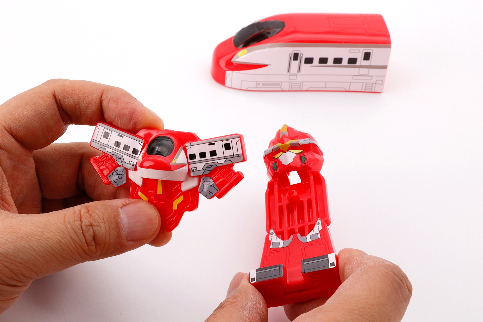 ふたつのパーツを組み合わせると、シンカリオンが完成する