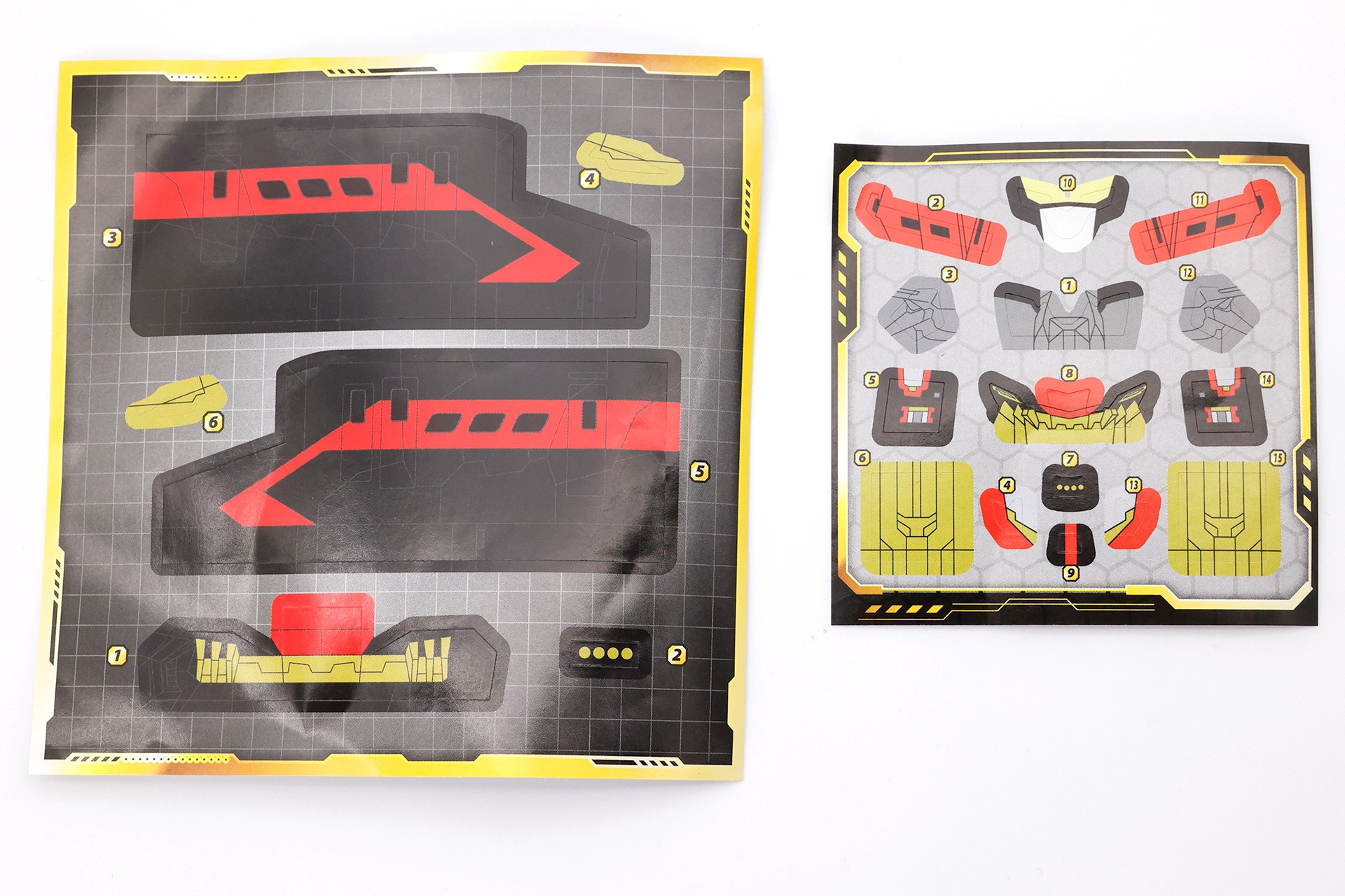 付属しているシール。車両部分はそれほど多くないが、主に色のアクセントとなる部分に使われている