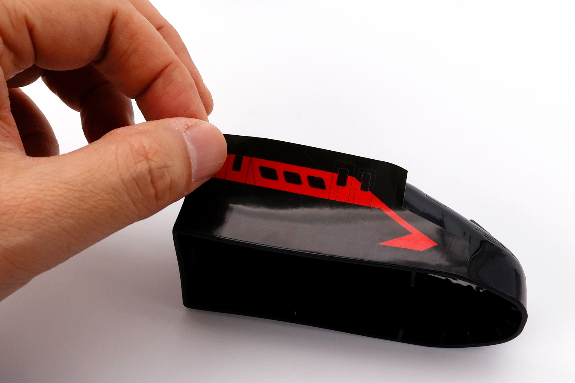 シールを貼る位置がわかったら、さっそく作業に取りかかろう