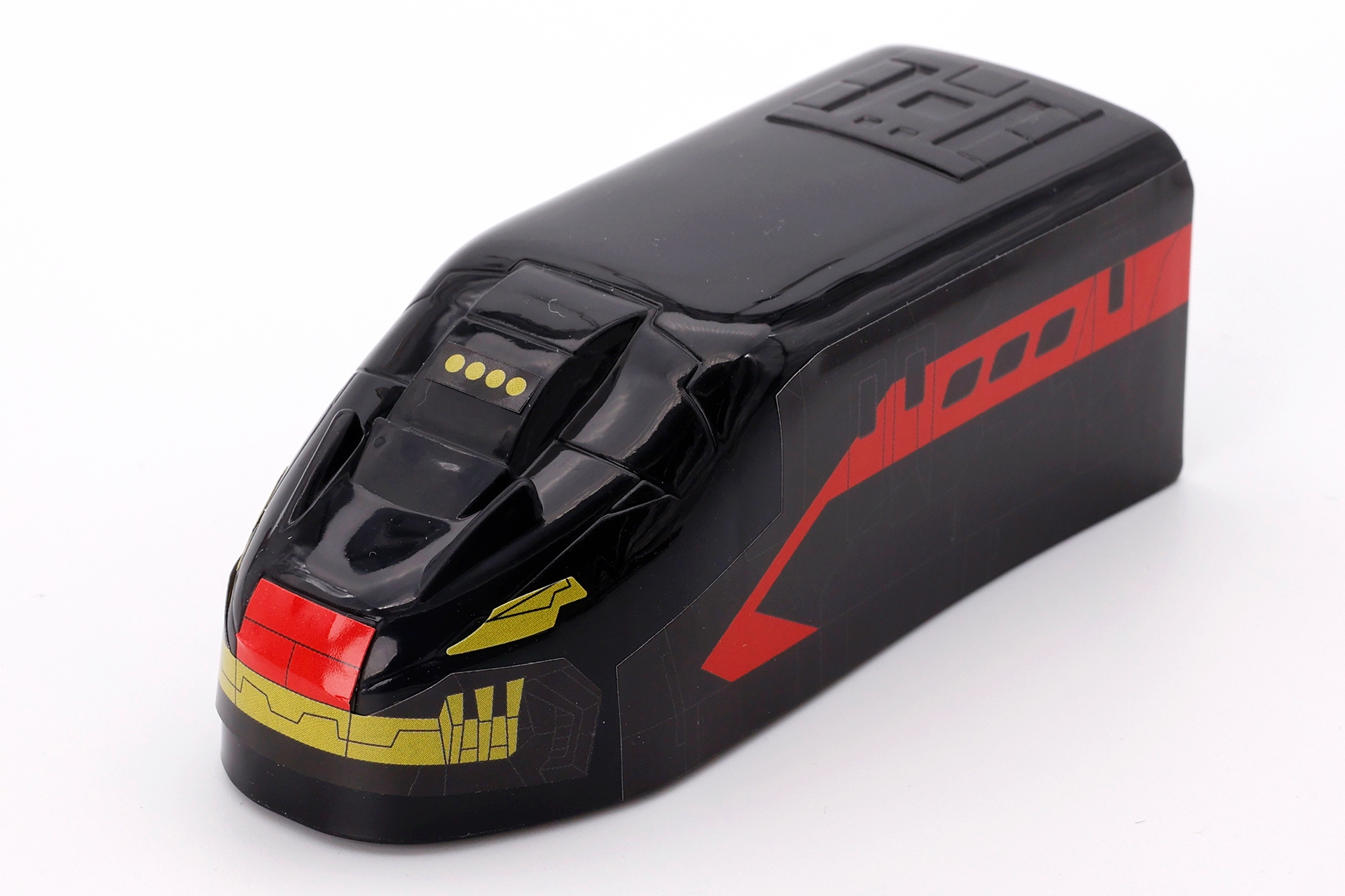 黒いボディに赤いラインと、全体的にシックなデザインになっている