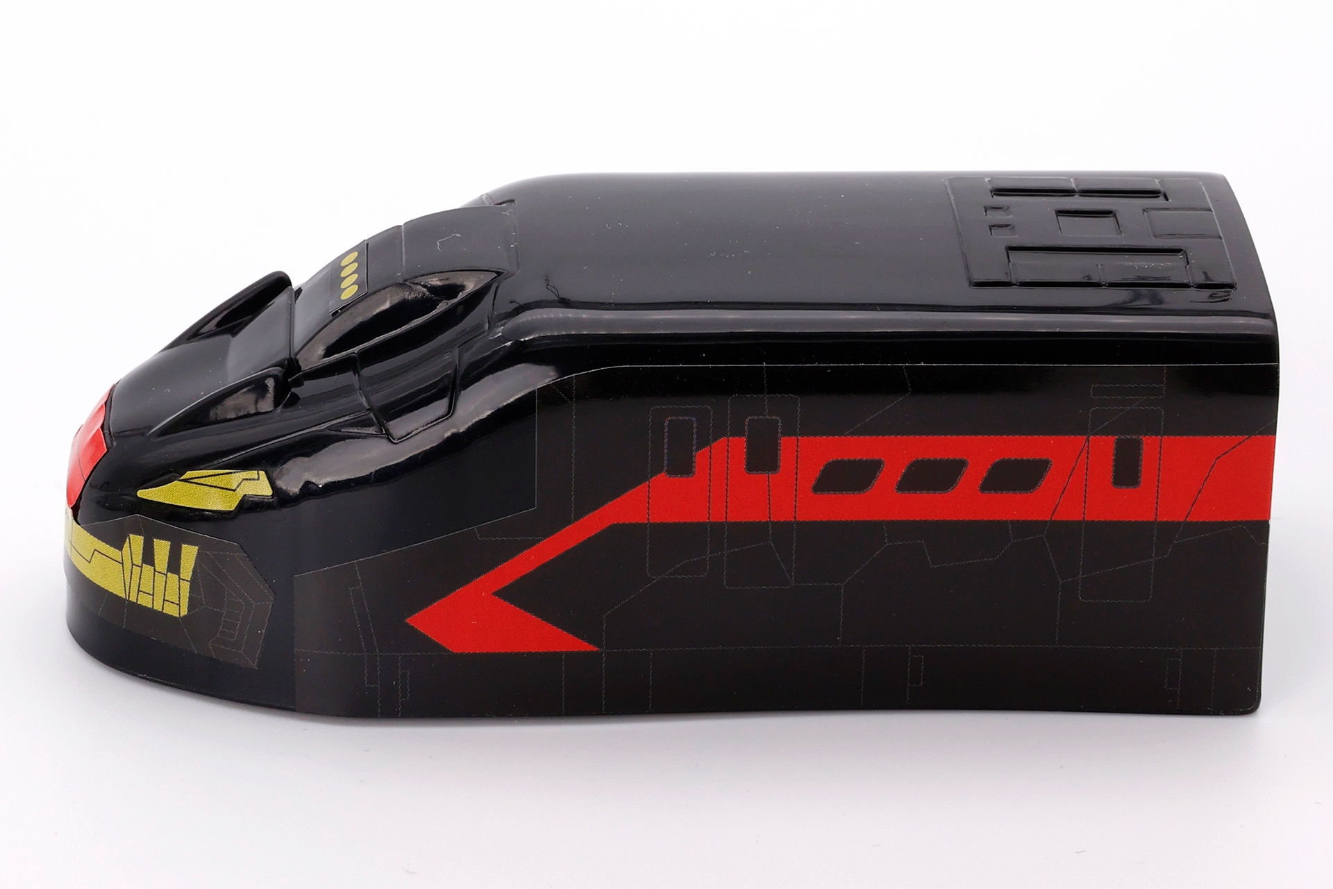 こちらが横から見たところ。前面に微妙にせり出している部分があるのがわかる