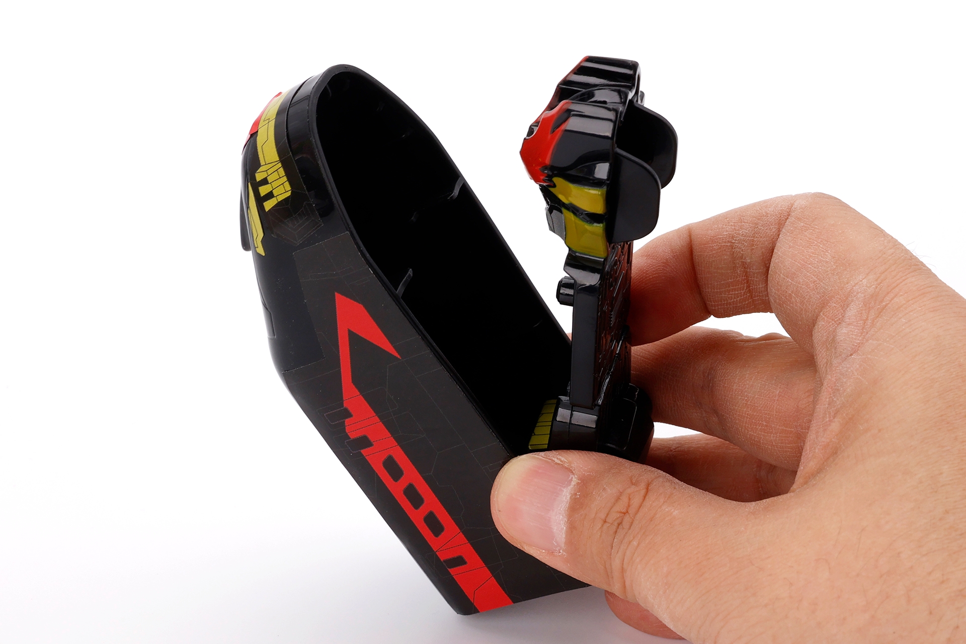 シンカリオンに変形させるときは、このように背面側から開けてパーツを取り出していく