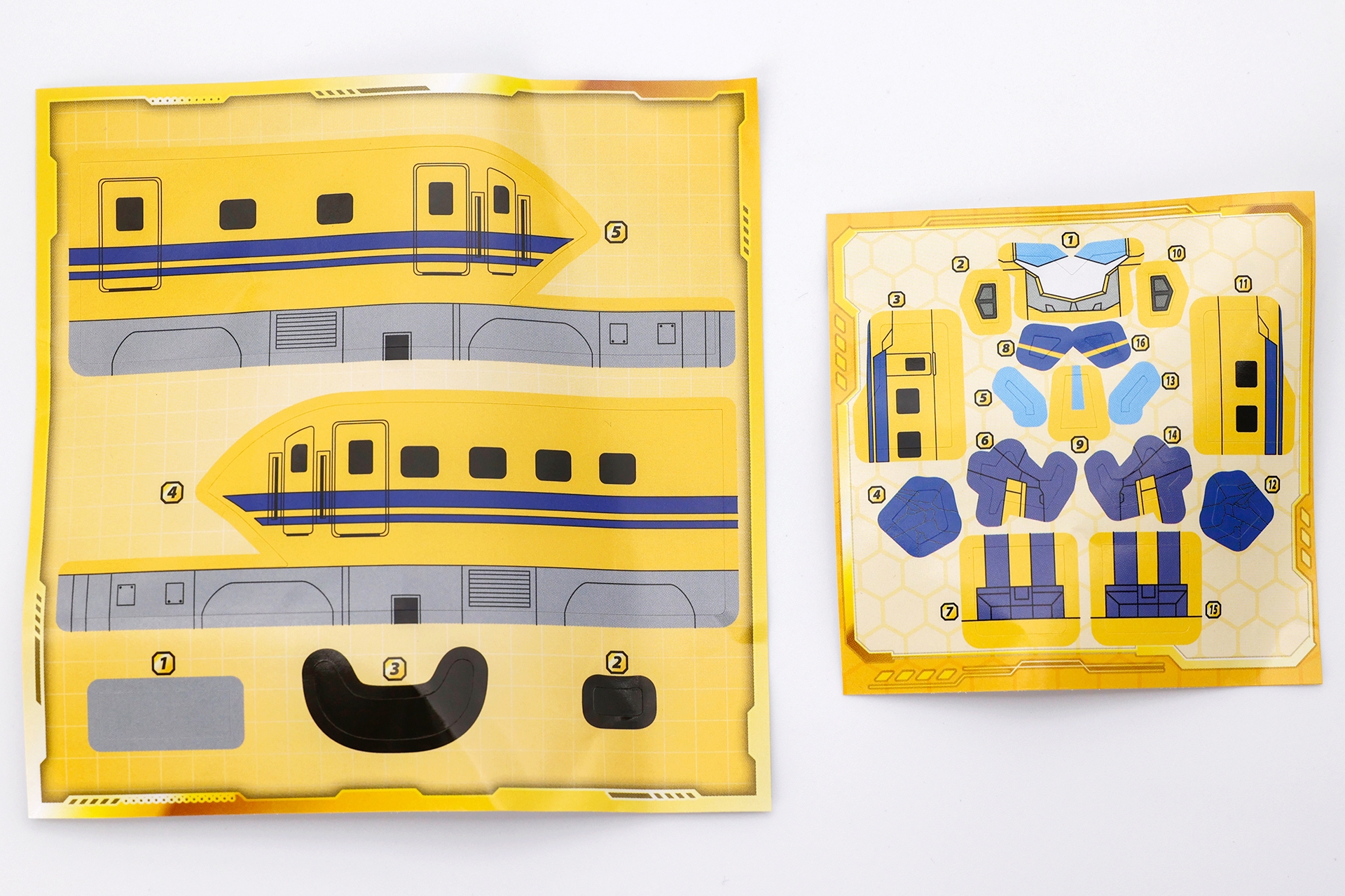 同梱されているシールは、車両が5点、シンカリオンが15点だ