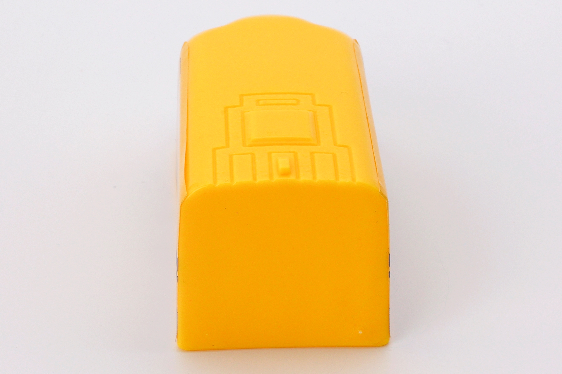 背面側はこんな感じ。上部の凹凸は車両によっていろいろと異なっているのがおもしろい