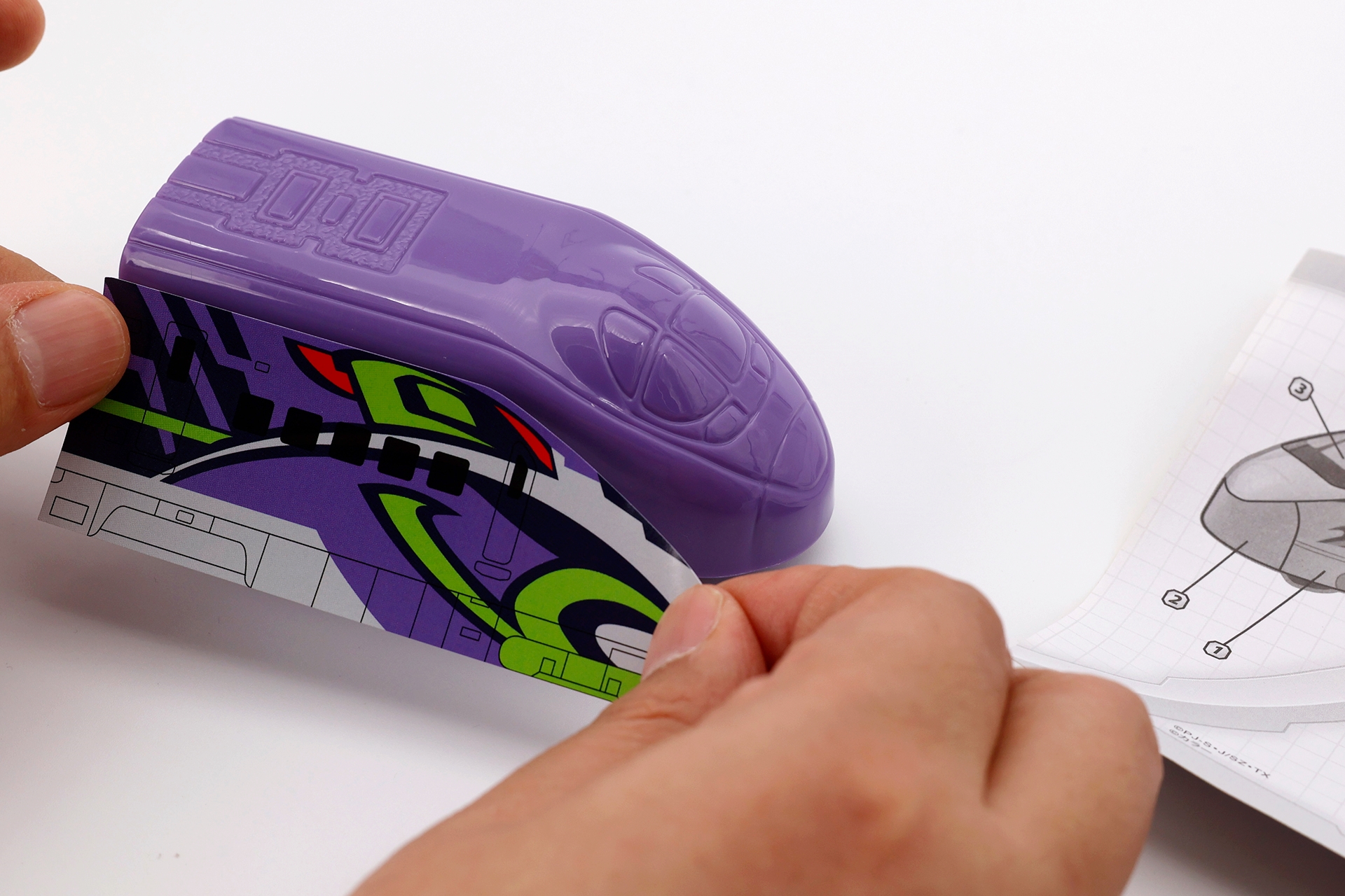 とりあえずシールを貼る場所を確認したら、どんどん貼っていこう