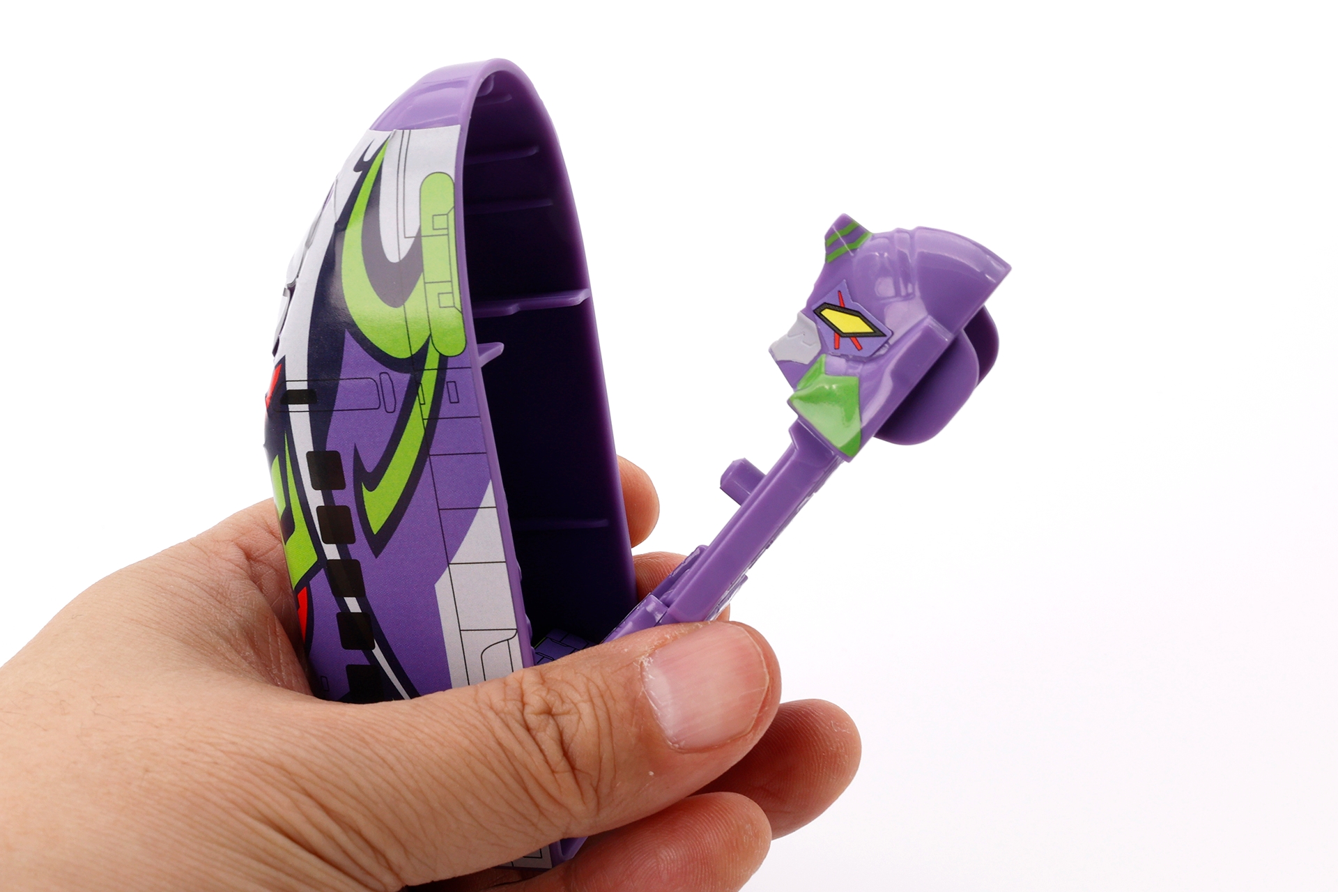 パーツを取り出す瞬間も、どことなくエヴァっぽさが出ている