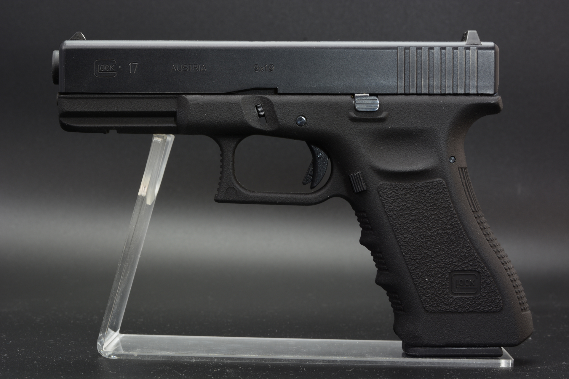 フレームや引き金などがプラスチック樹脂製の構造は銃業界に大きな衝撃を与えた