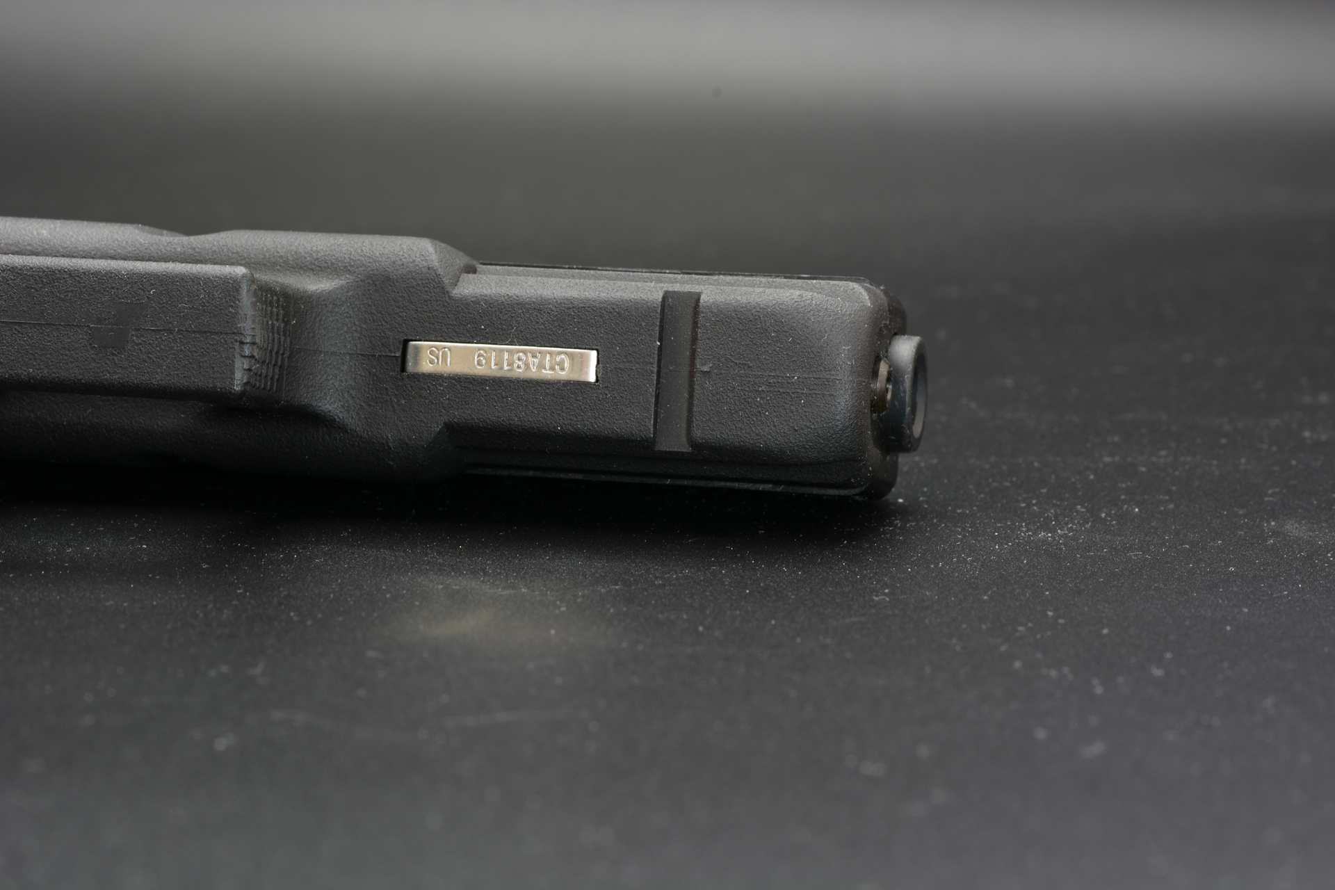 今回の銃のモチーフは「グロック17 第3世代」。銃身の下にレイルが設定され、ライトなどのアクセサリーをつけやすくなった