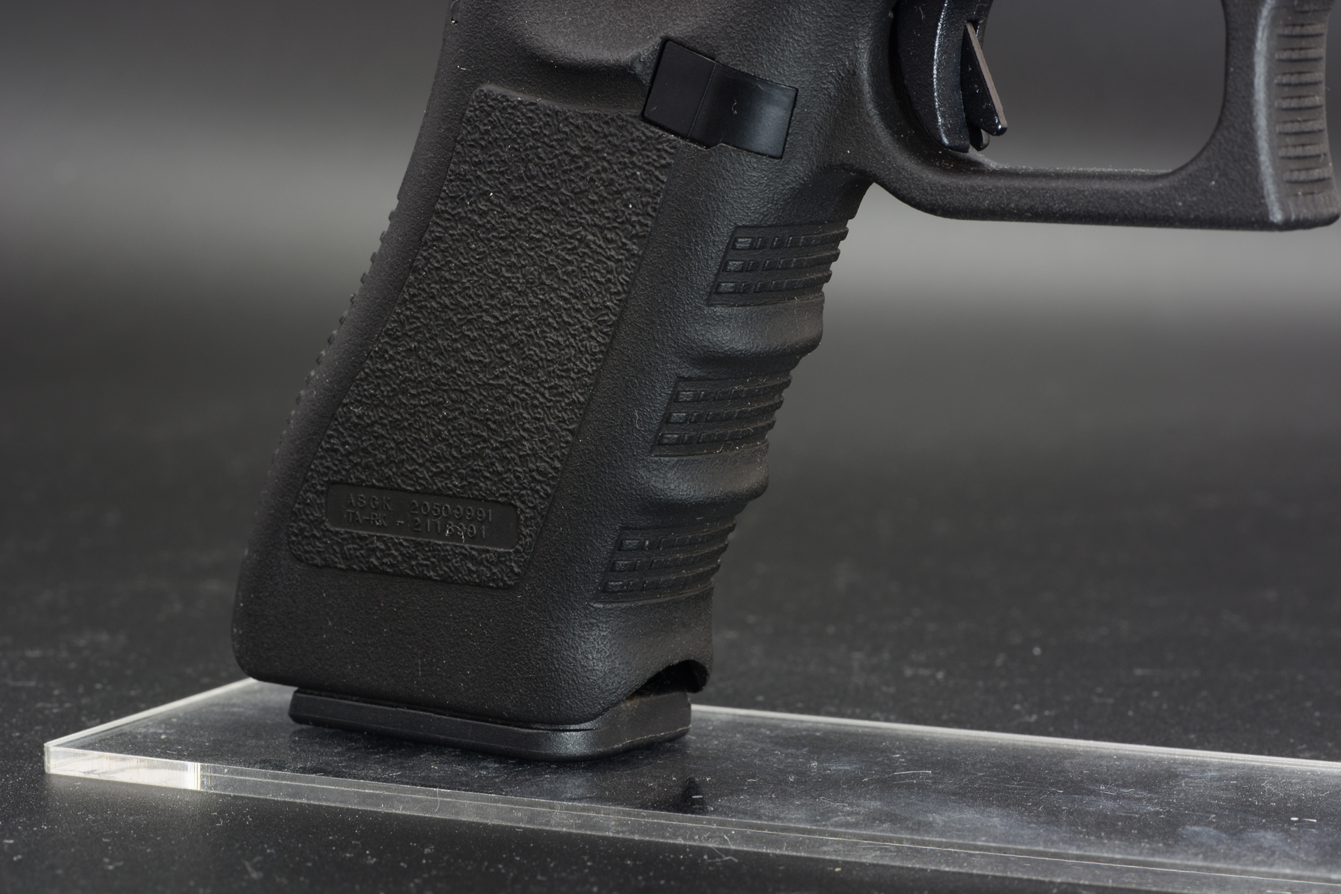 グリップの前の部分に指の位置をガイドする溝を設定