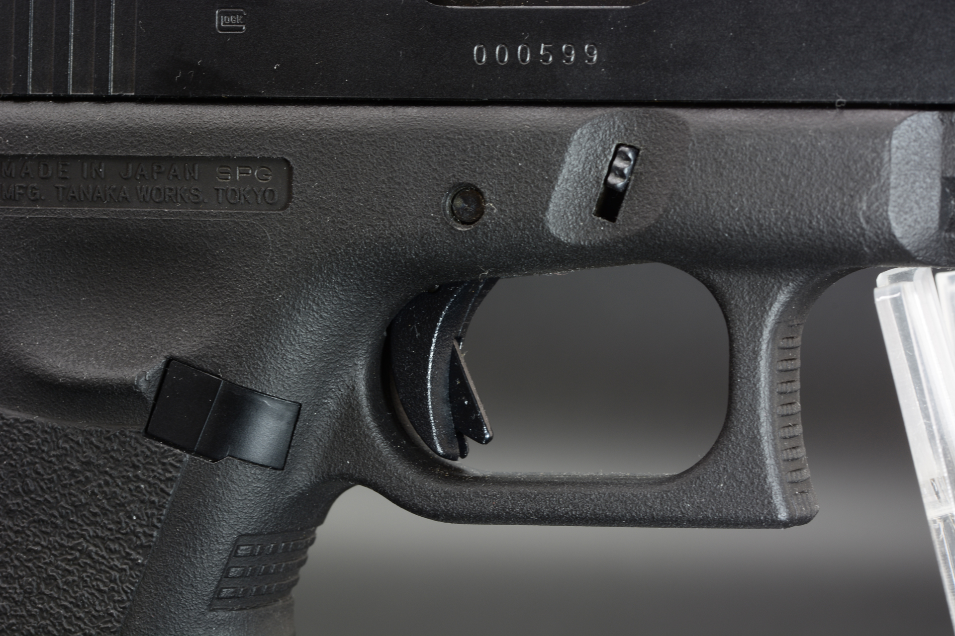 トリガー中央の出っ張りが安全装置。ここに指をかけないと発射できない