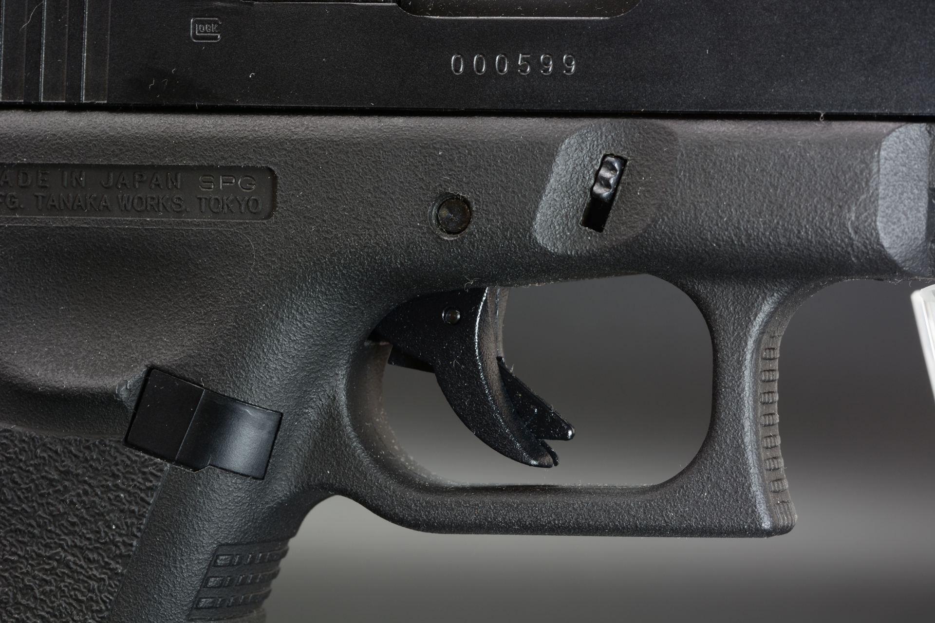 スライドを引き射撃ができる状態になると、引き金が前進する。この引き金の状態で銃の準備状態がわかる