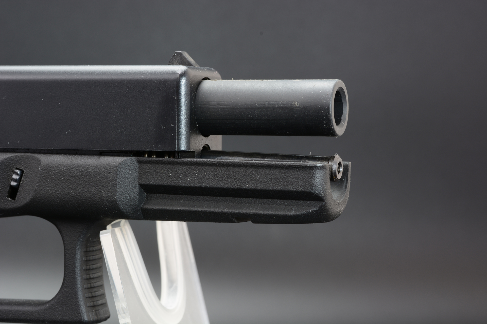 疑似ショートリコイル機構により、銃身が少し上を向いている