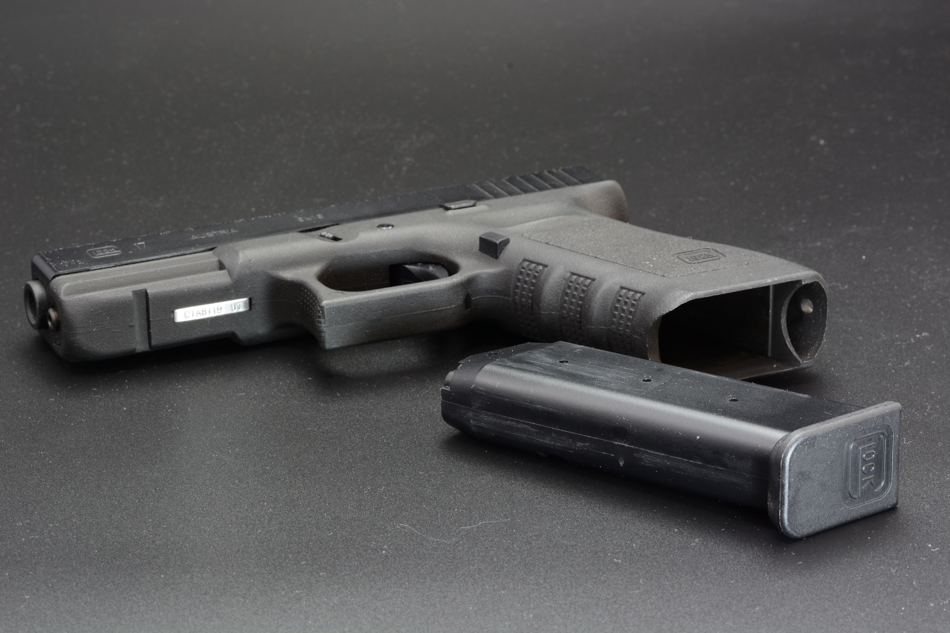 マガジンを引き抜く。樹脂製なので軽くて驚いた。実銃も樹脂製だ